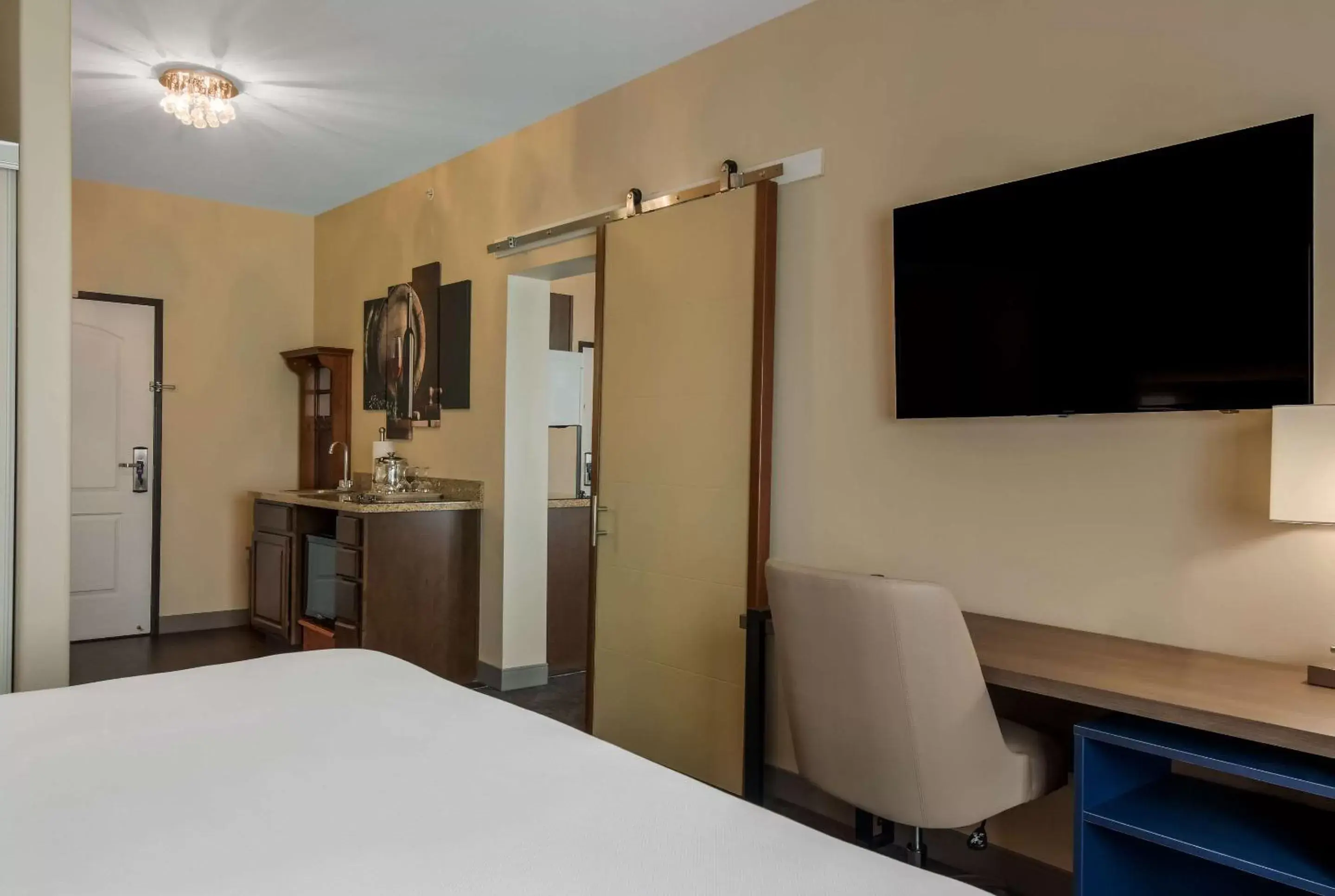 Bedroom, TV/Entertainment Center in Comfort Inn & Suites Barnesville - Frackville