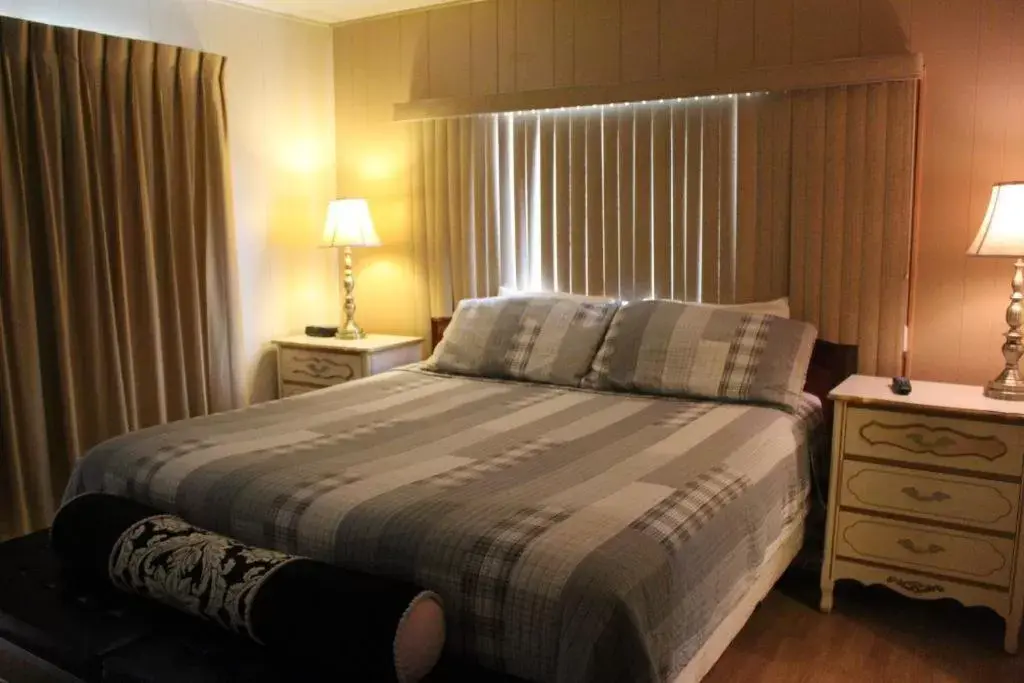 Bed in Lakeshore Lodge
