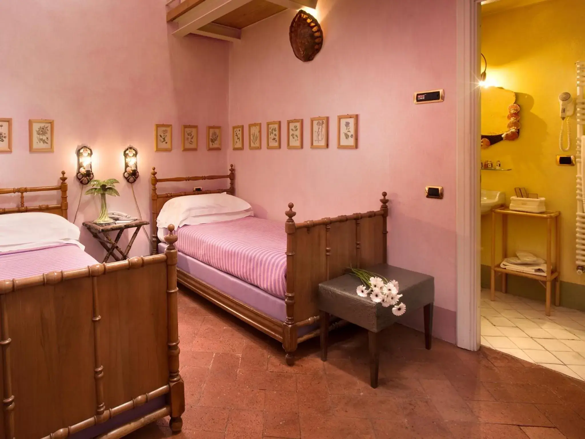 Coffee/tea facilities, Bed in Graziella Patio Hotel