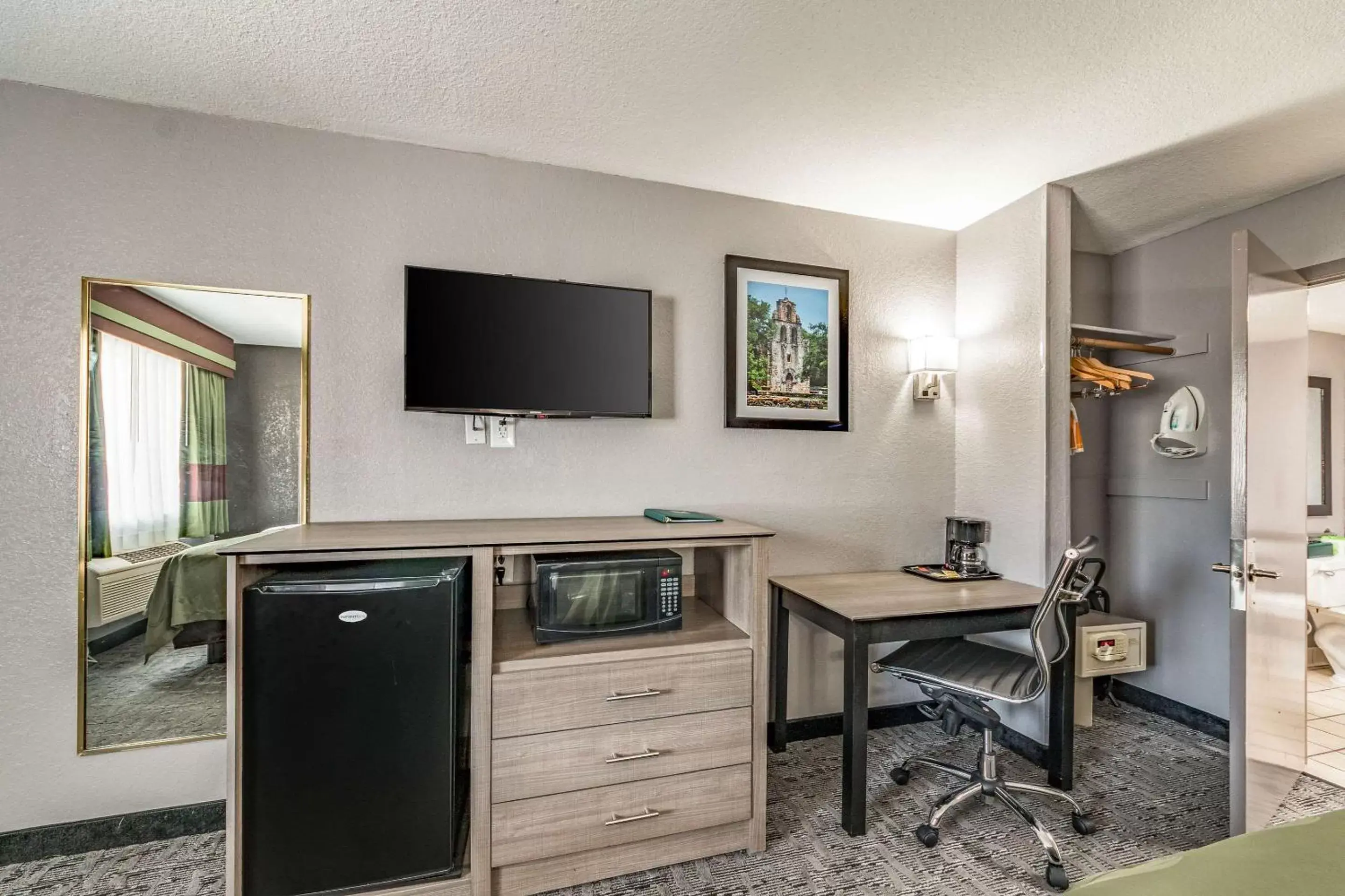 Photo of the whole room, TV/Entertainment Center in Quality Inn I-10 East near AT&T Center