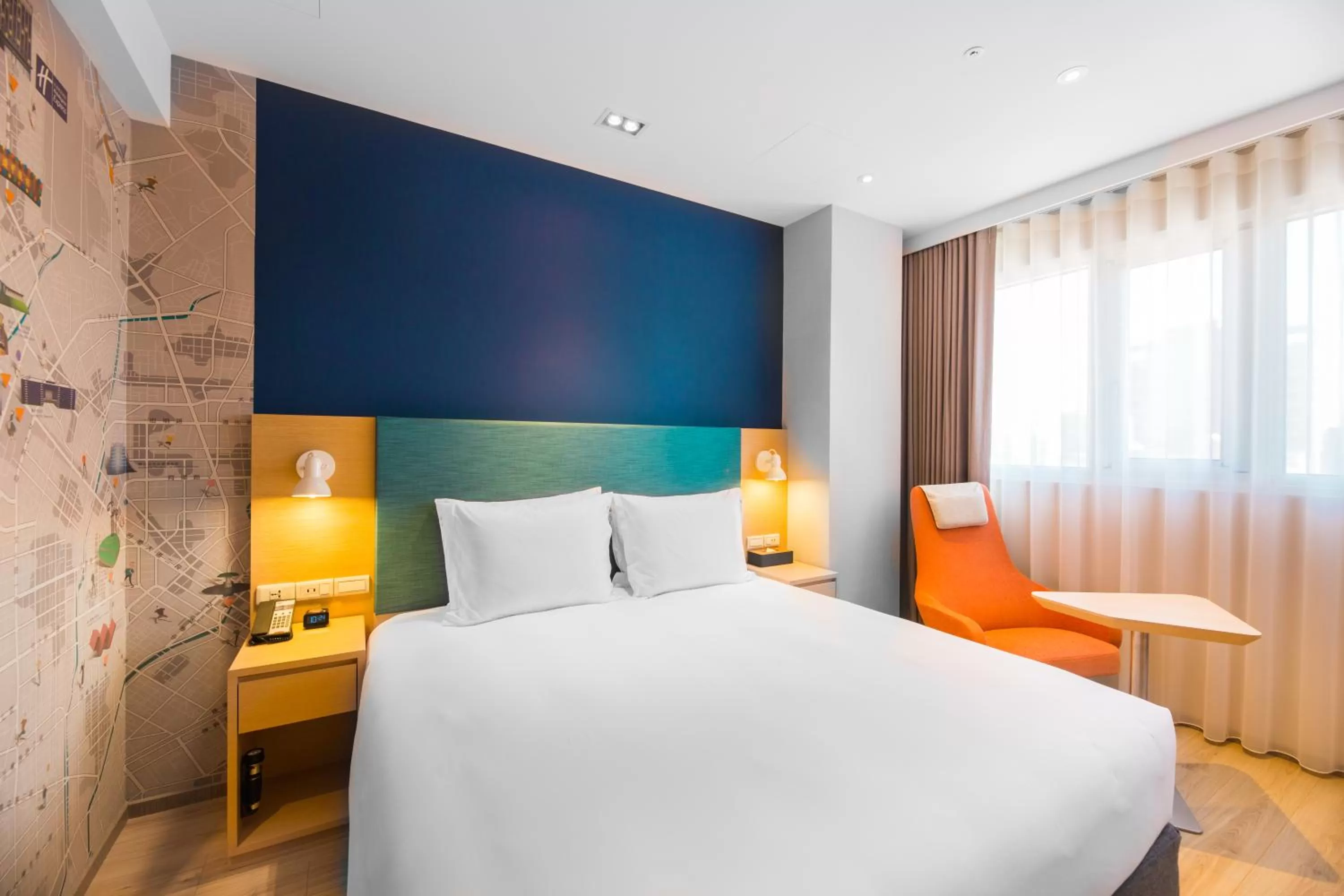 Bed in Holiday Inn Express Taichung Fengchia by IHG