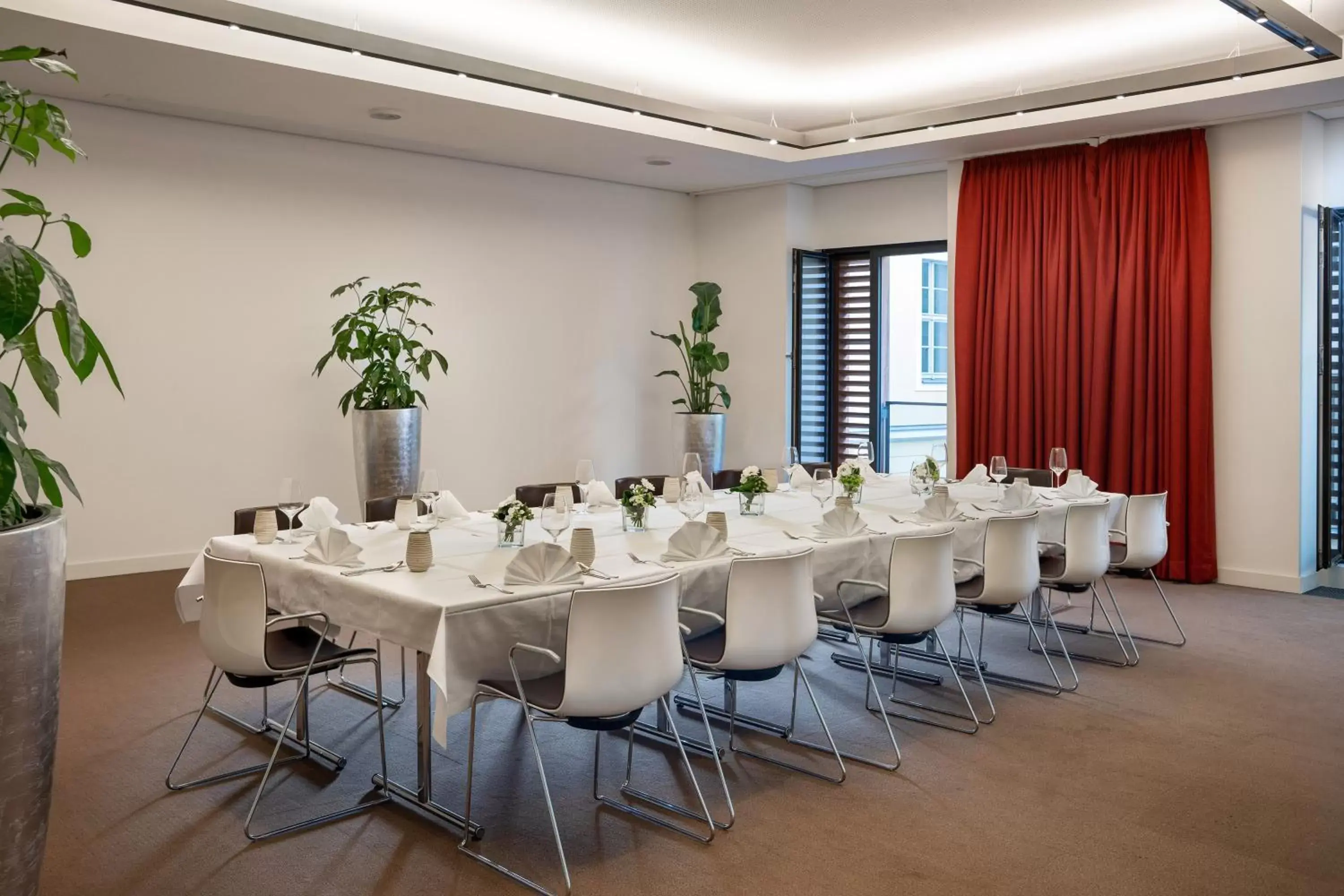 Meeting/conference room in INNSiDE by Meliá Dresden