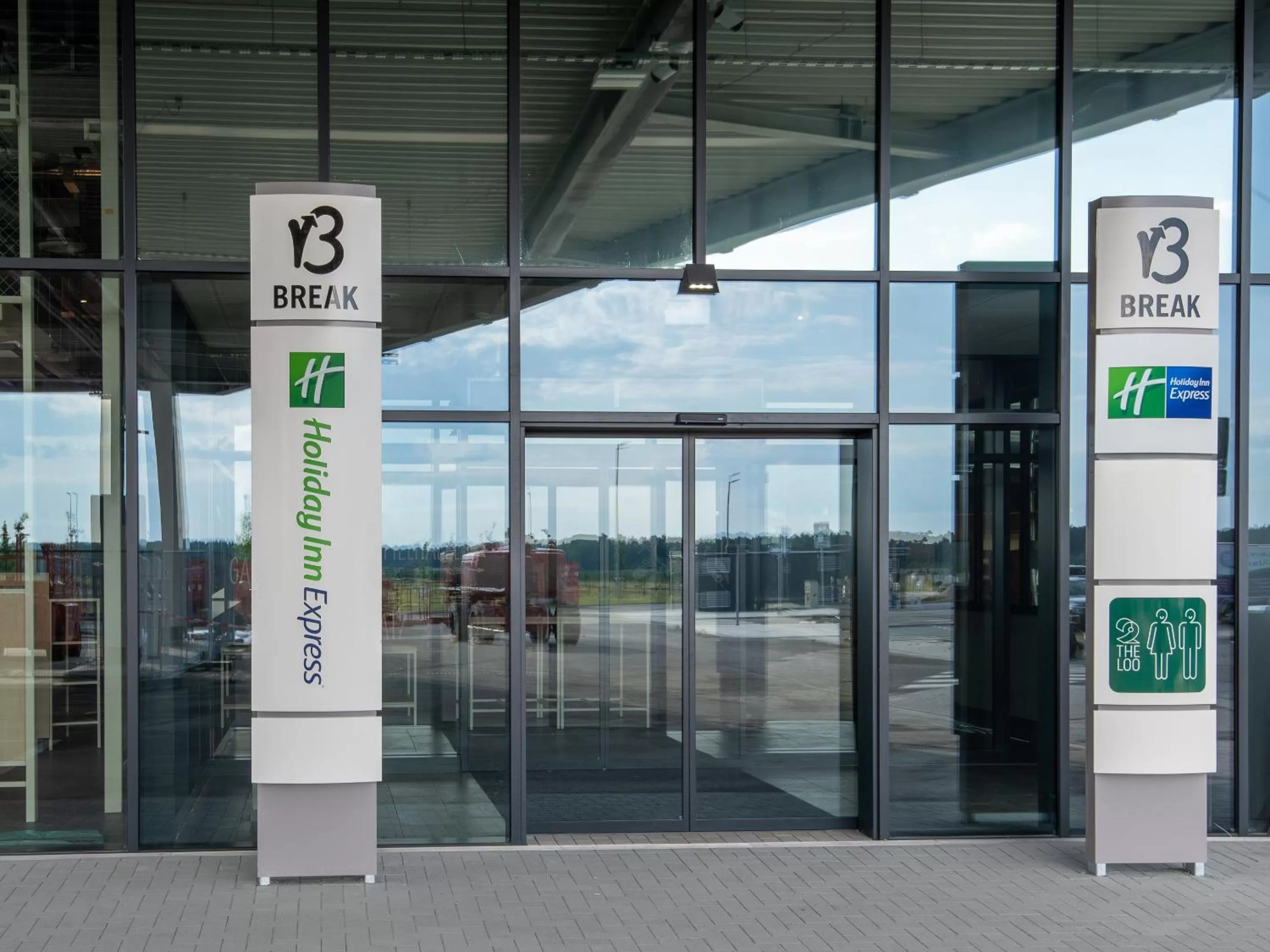 Facade/entrance in Holiday Inn Express - Hamburg South A7-AS42 by IHG