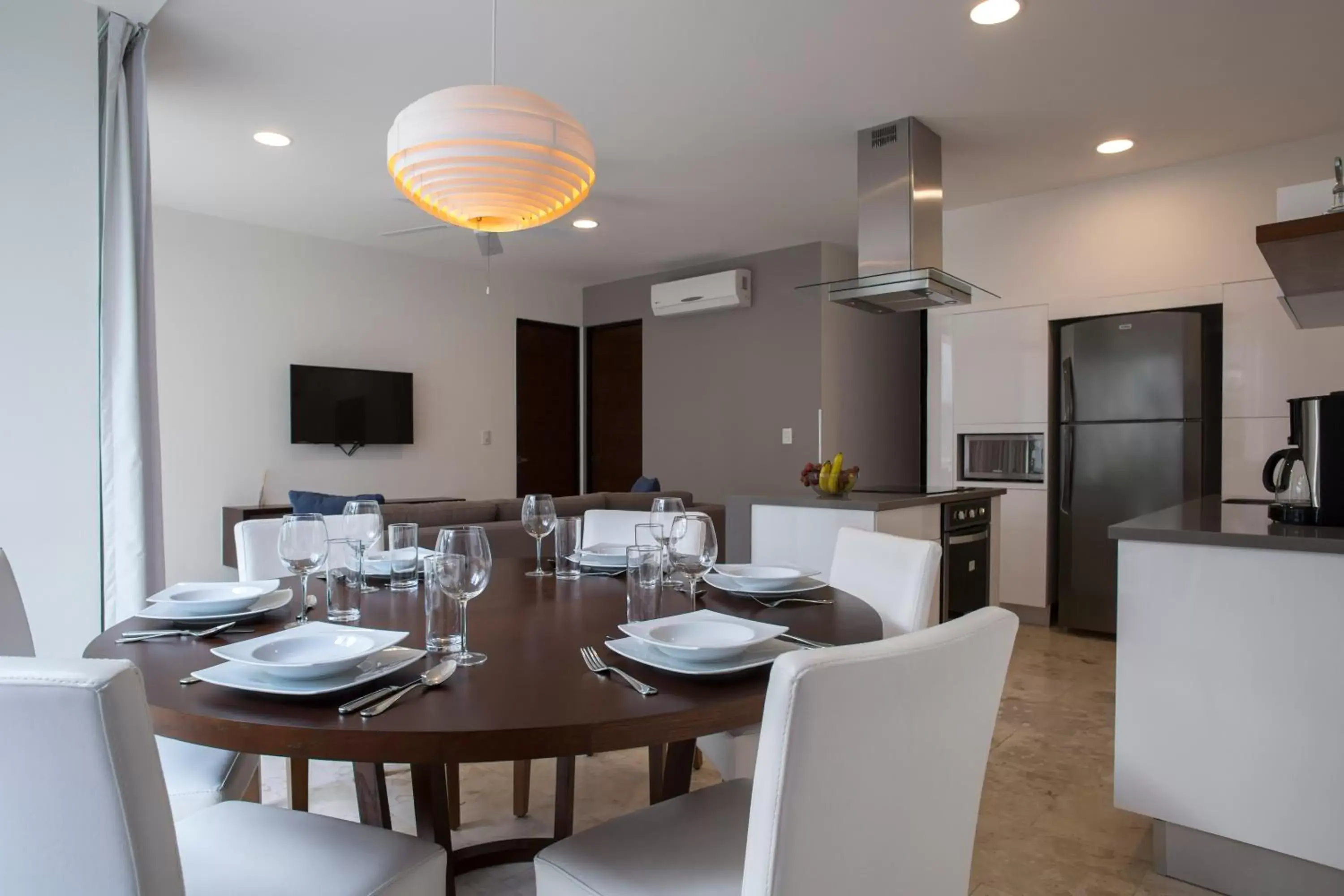 Kitchen or kitchenette, Dining Area in Anah Suites by Sunest