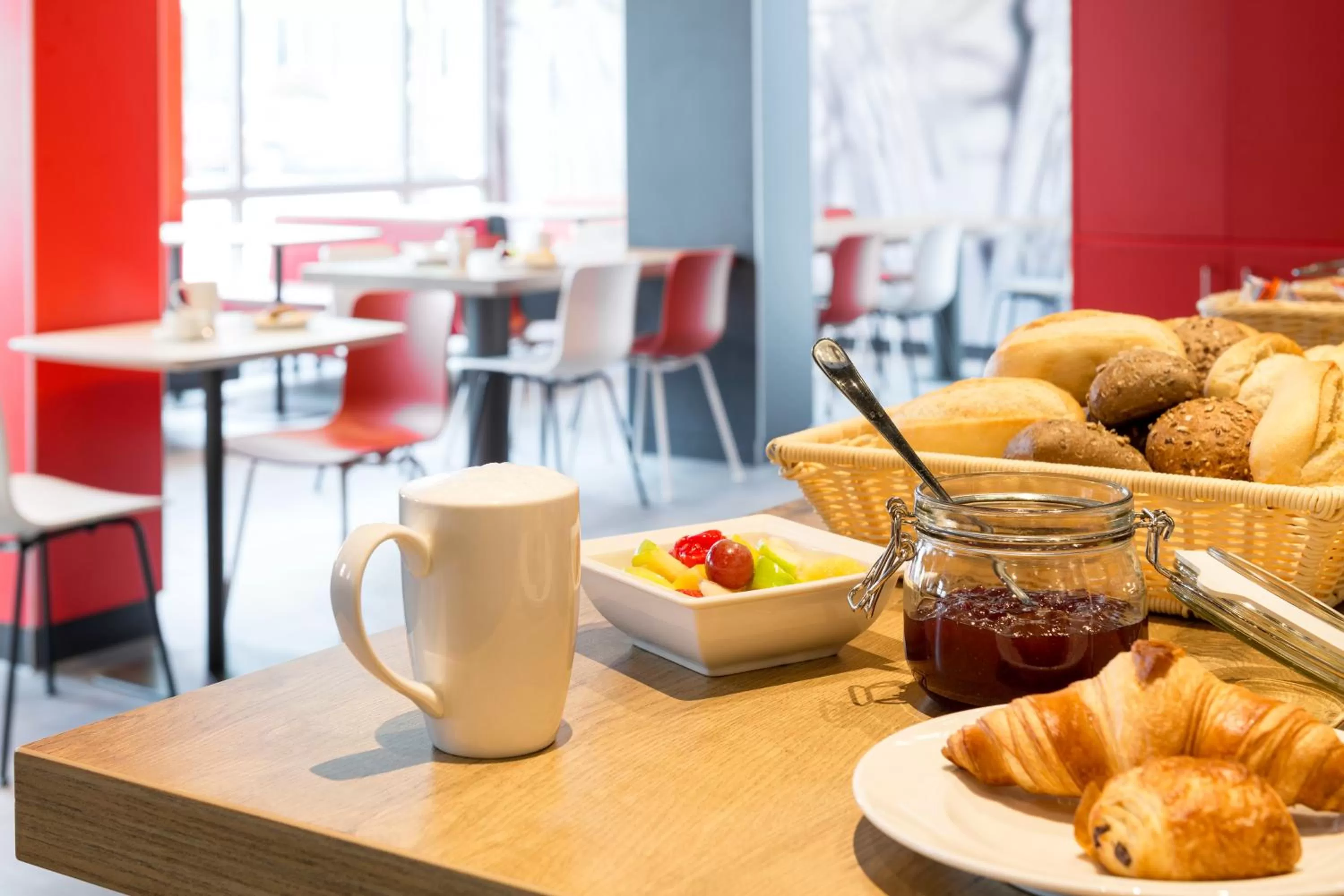 Restaurant/places to eat in ibis Hotel München Garching