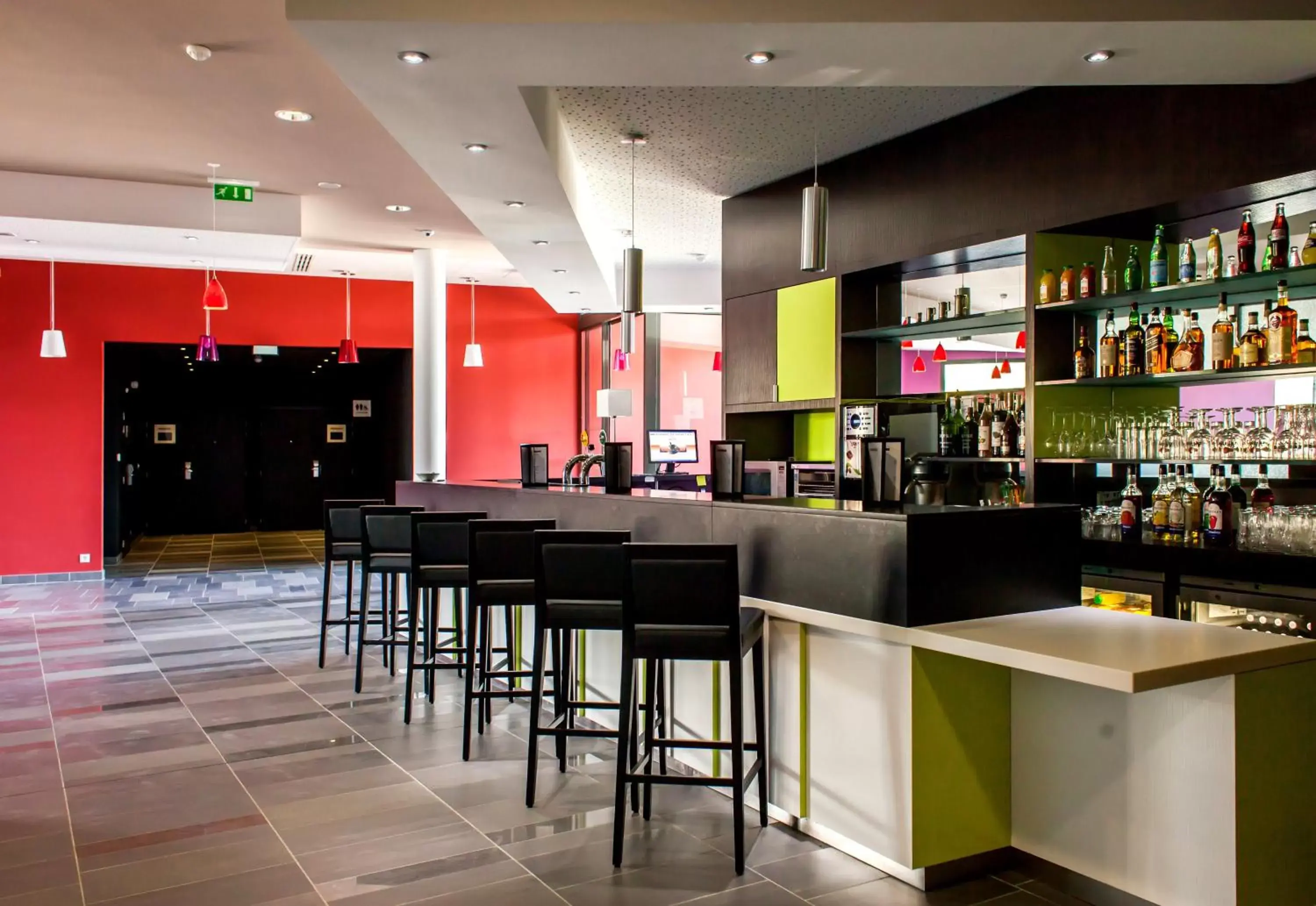 Lounge or bar, Lounge/Bar in Holiday Inn Express Montpellier - Odysseum, an IHG Hotel