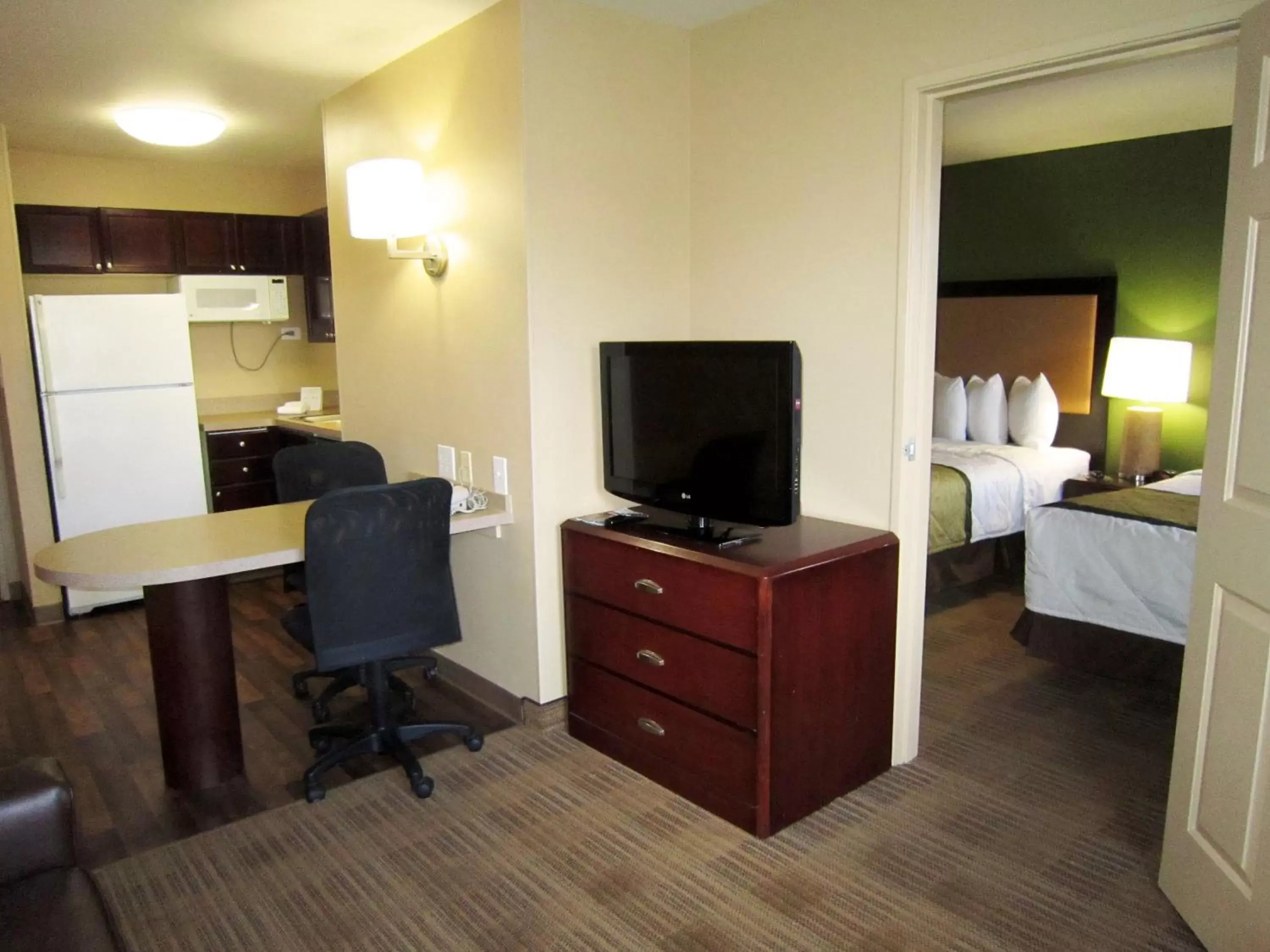 Bed, TV/Entertainment Center in Extended Stay America Suites - Portland - Hillsboro