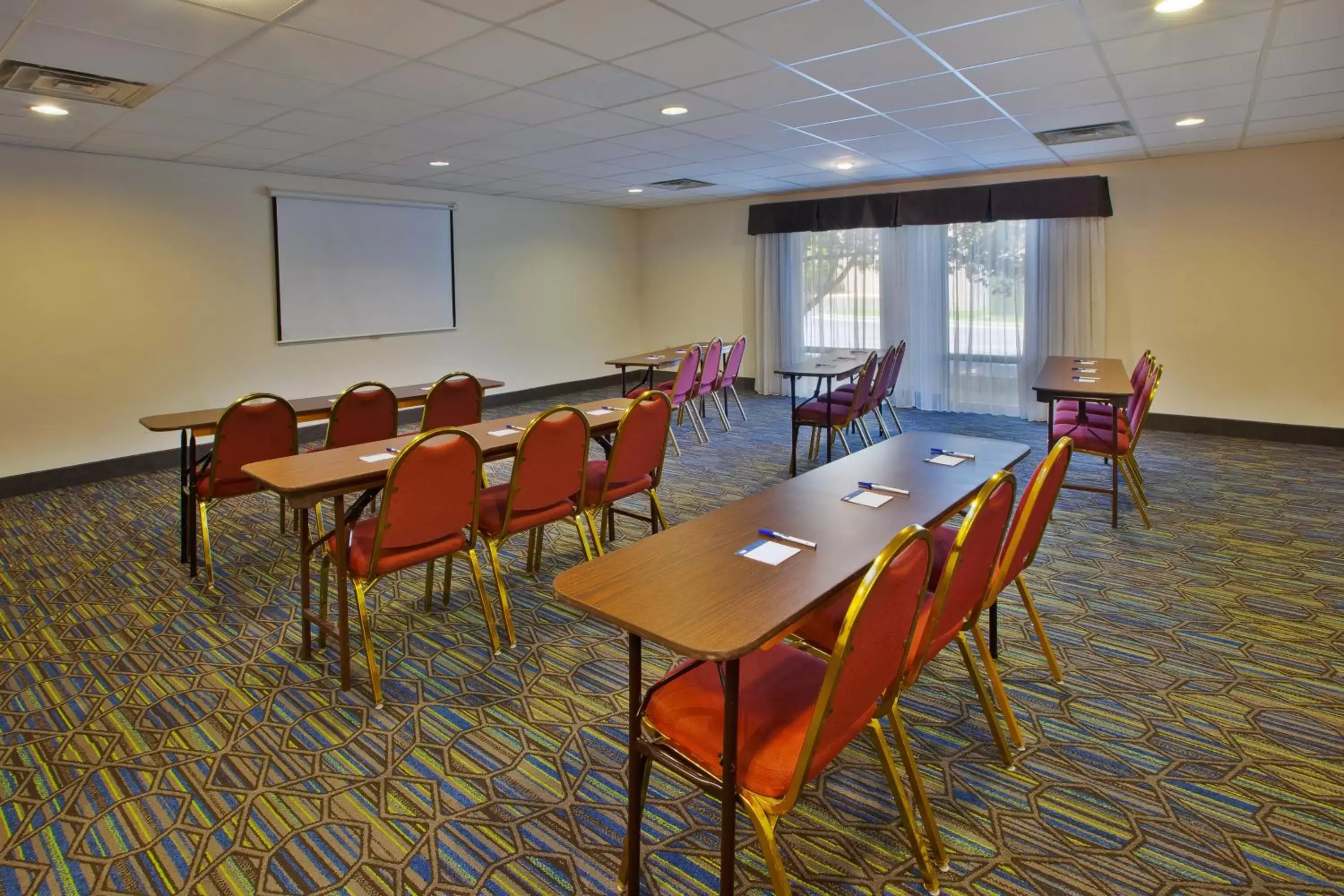 Meeting/conference room in Holiday Inn Express Hotel & Suites Cincinnati Northeast-Milford, an IHG Hotel