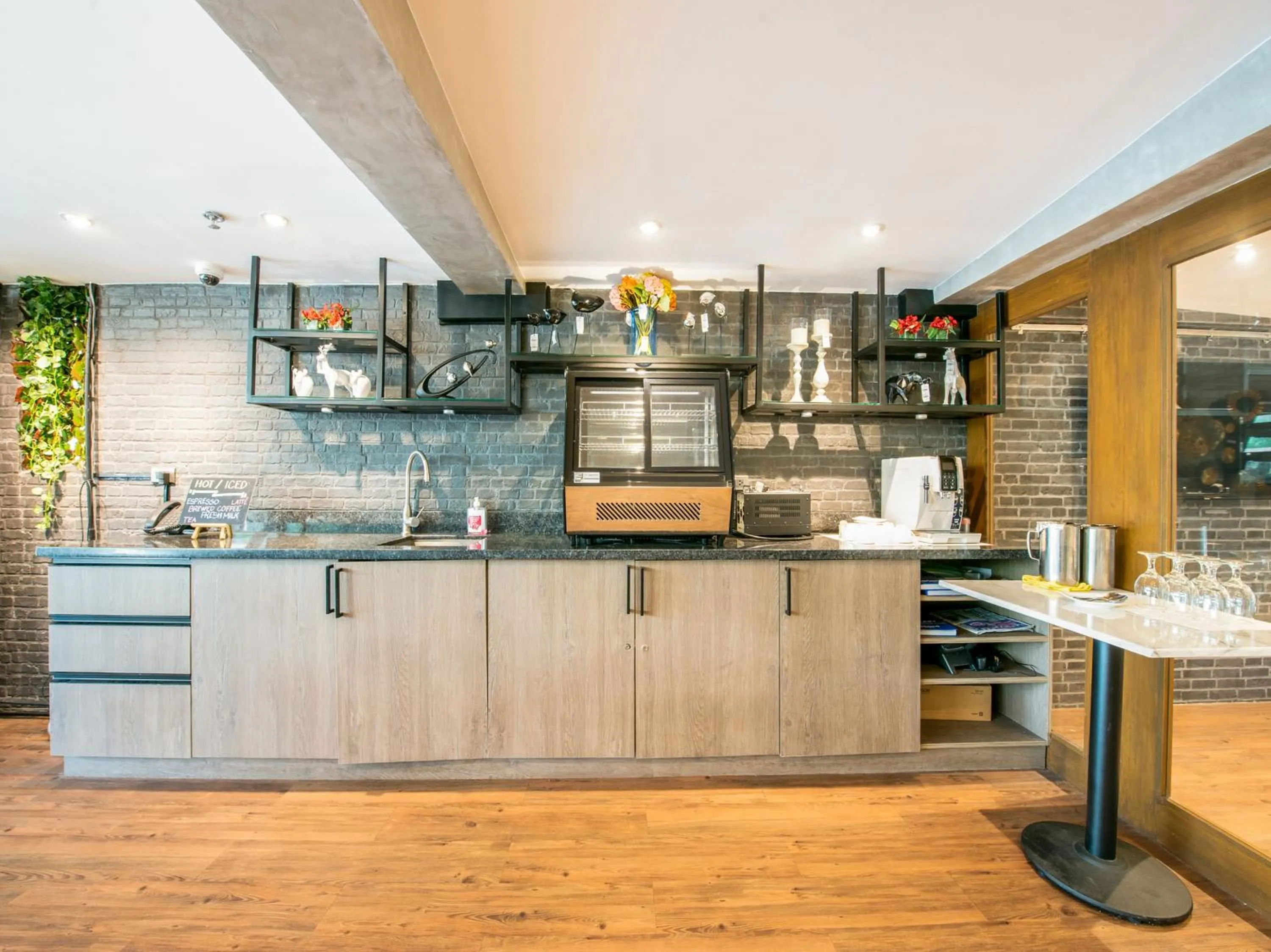 Restaurant/places to eat in Solace Hotel