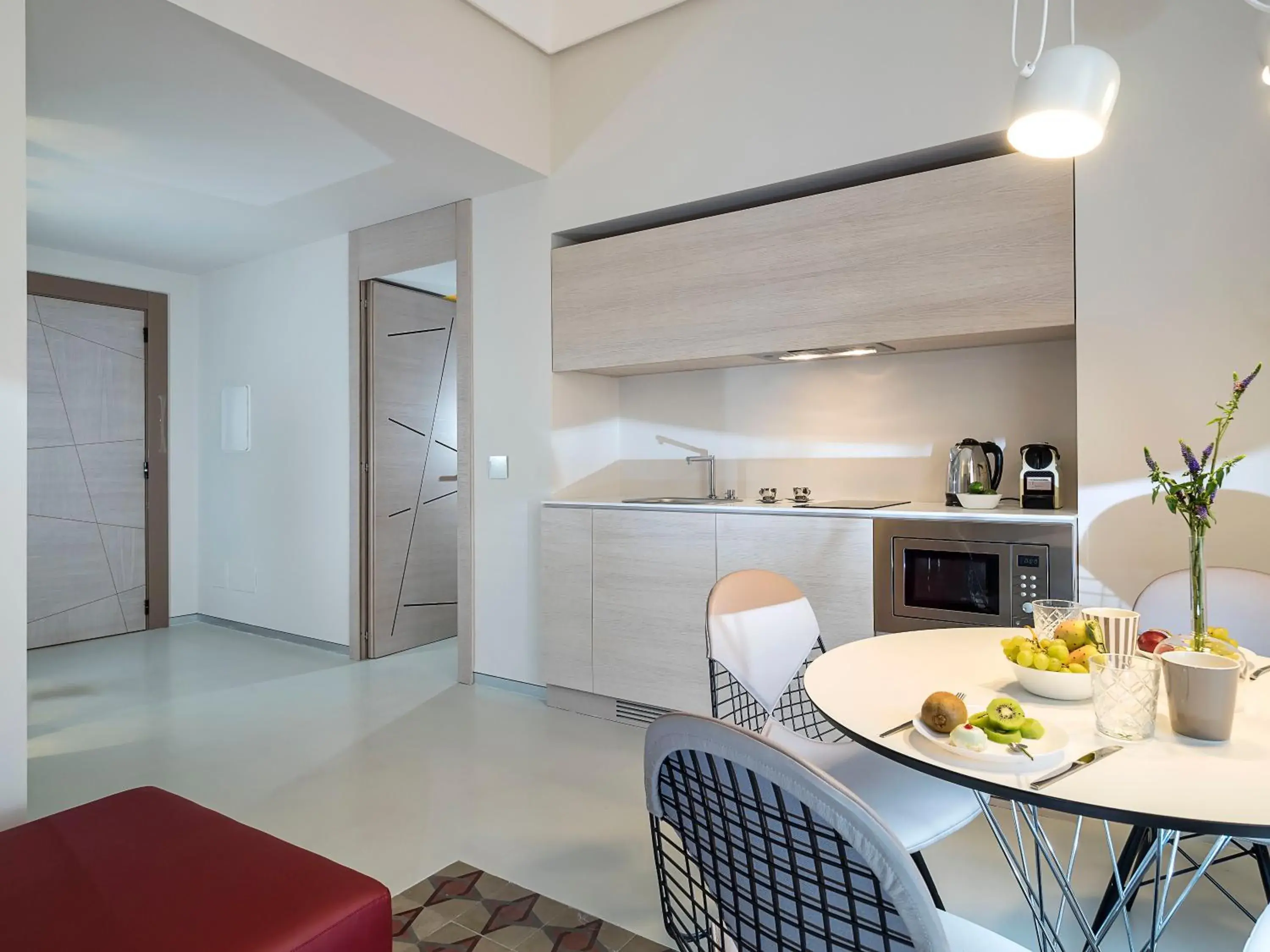 Living room, Kitchen/Kitchenette in Duomo Suites & Spa