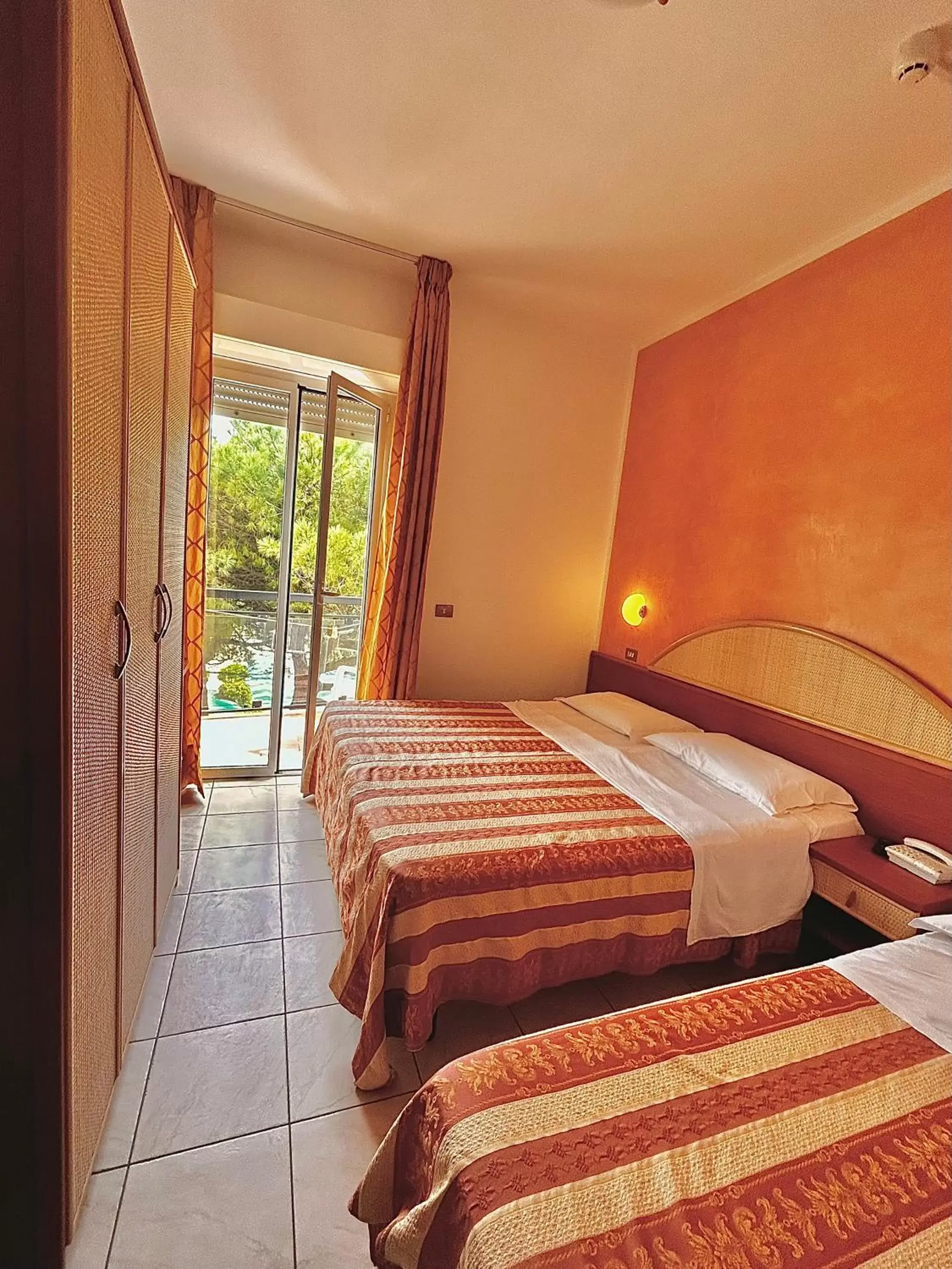 People, Bed in Hotel Ausonia People, Bed in Hotel Ausonia