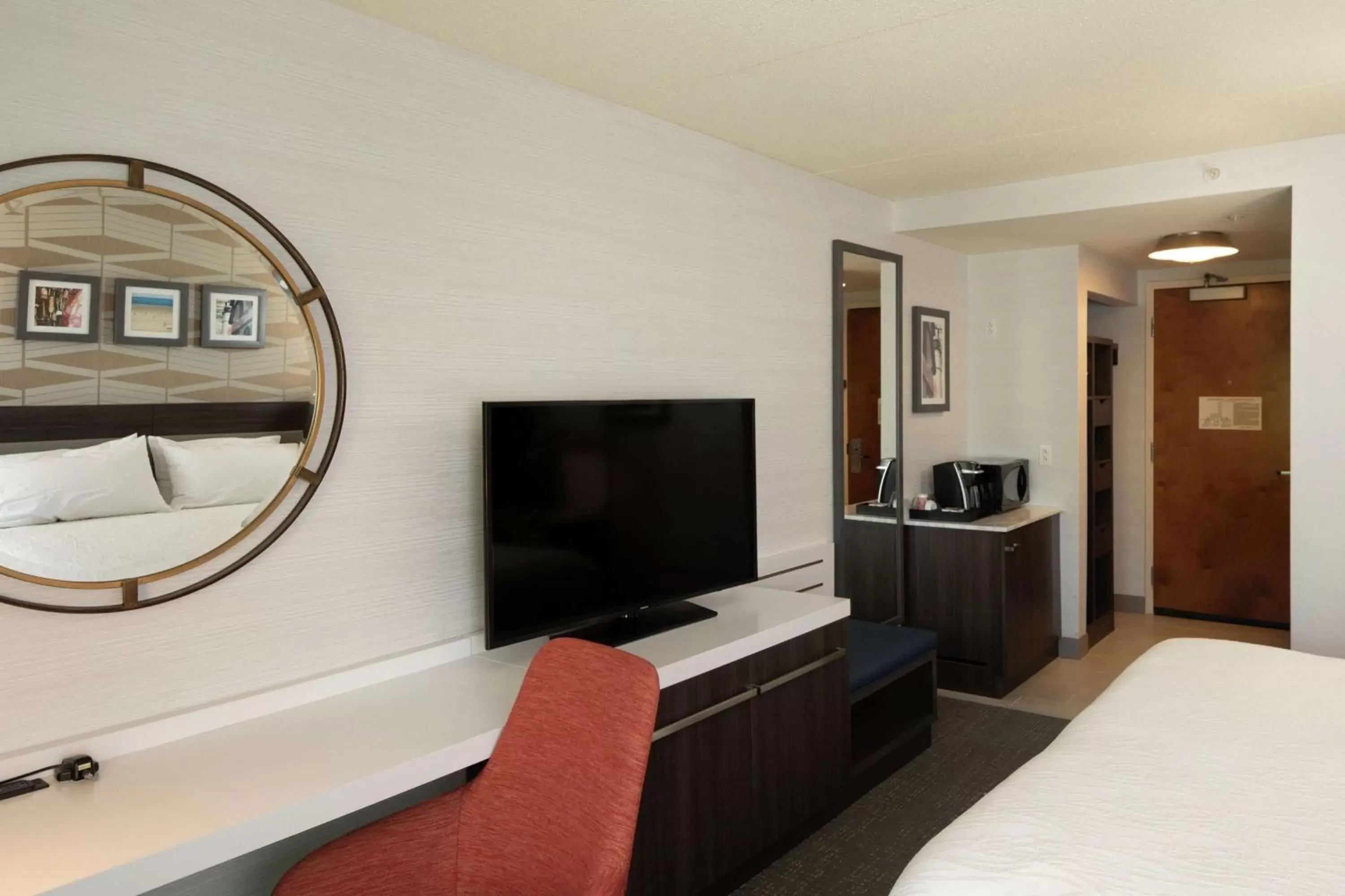Bedroom, TV/Entertainment Center in Hilton Garden Inn Freeport Downtown