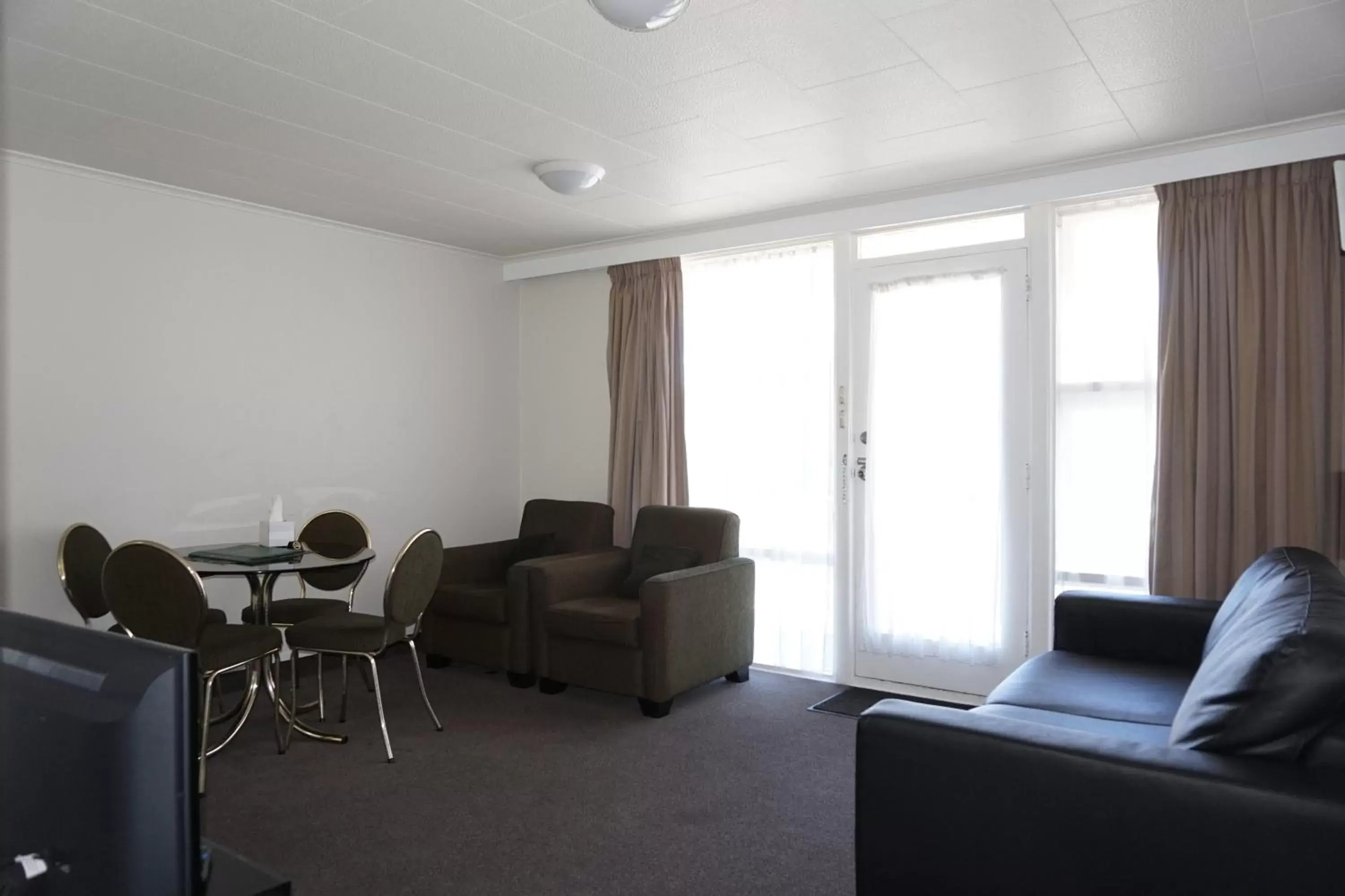 Living room, Seating Area in Ashleigh Court Motel