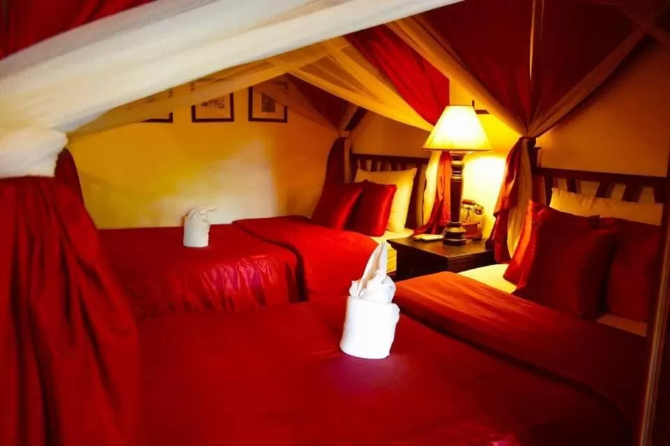 Bed in Tri Yaan Na Ros Colonial House