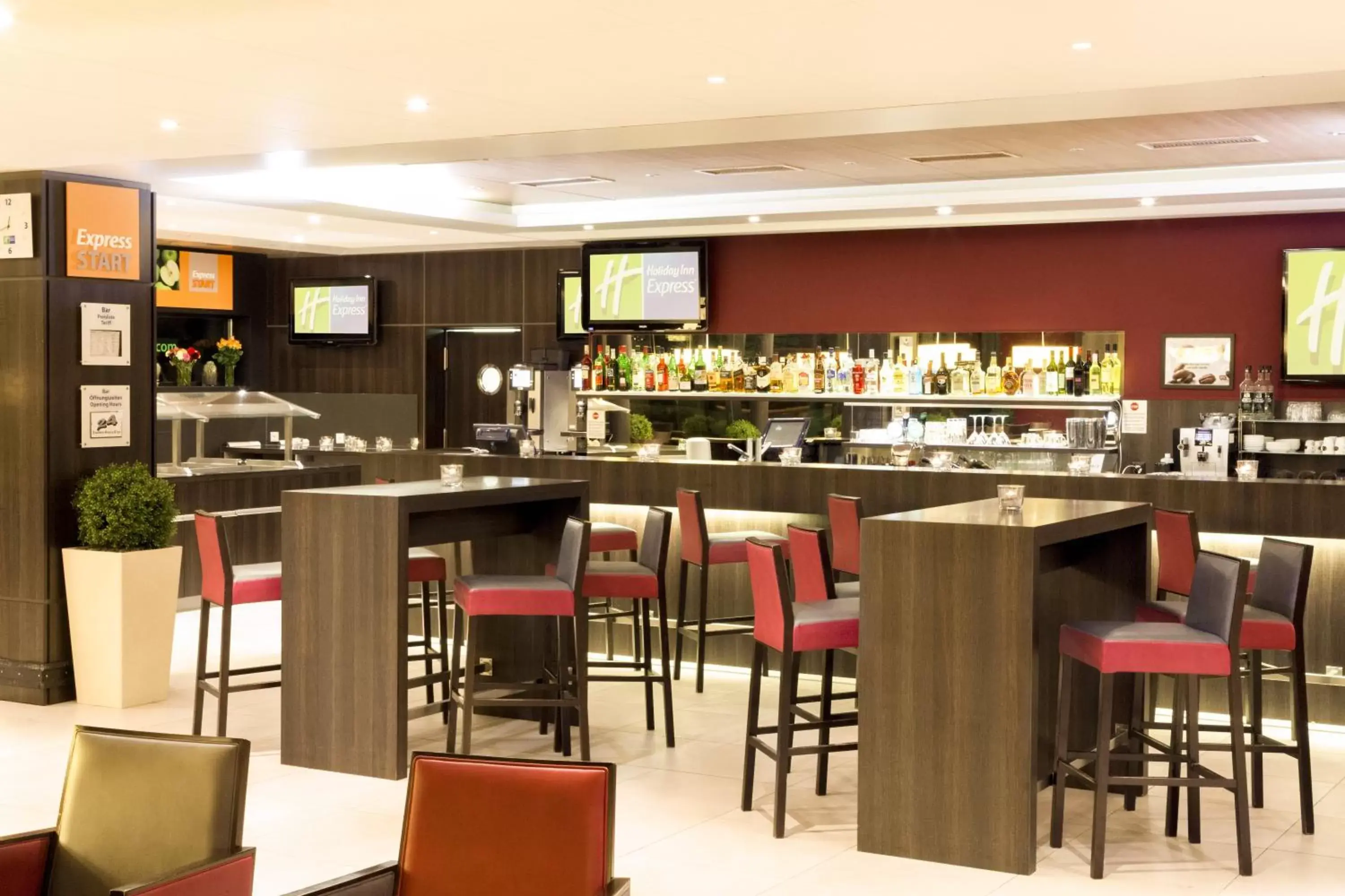 Lounge or bar, Restaurant/Places to Eat in Holiday Inn Express Zürich Airport, an IHG Hotel