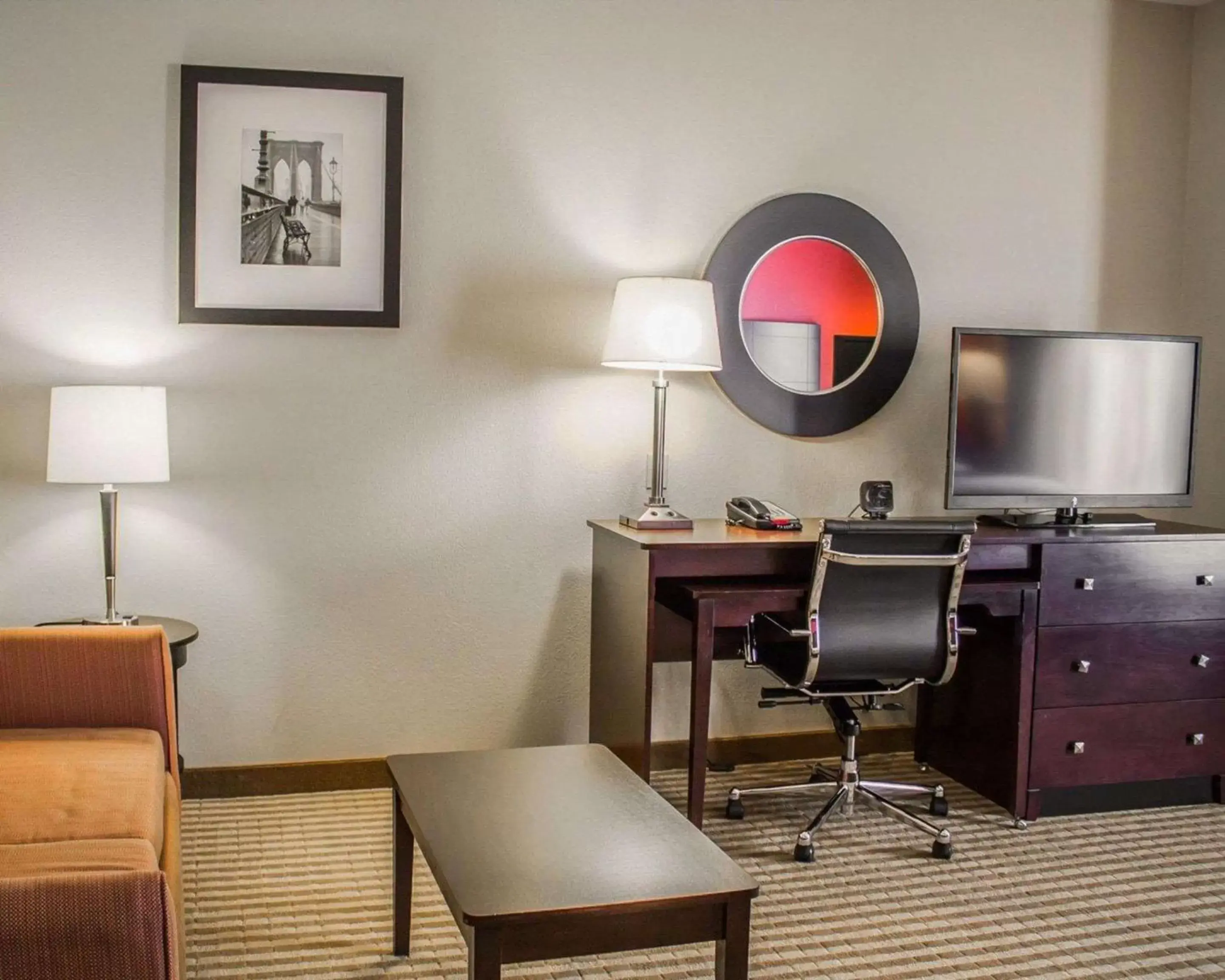 Photo of the whole room, Kitchen/Kitchenette in Comfort Suites Columbus East Broad