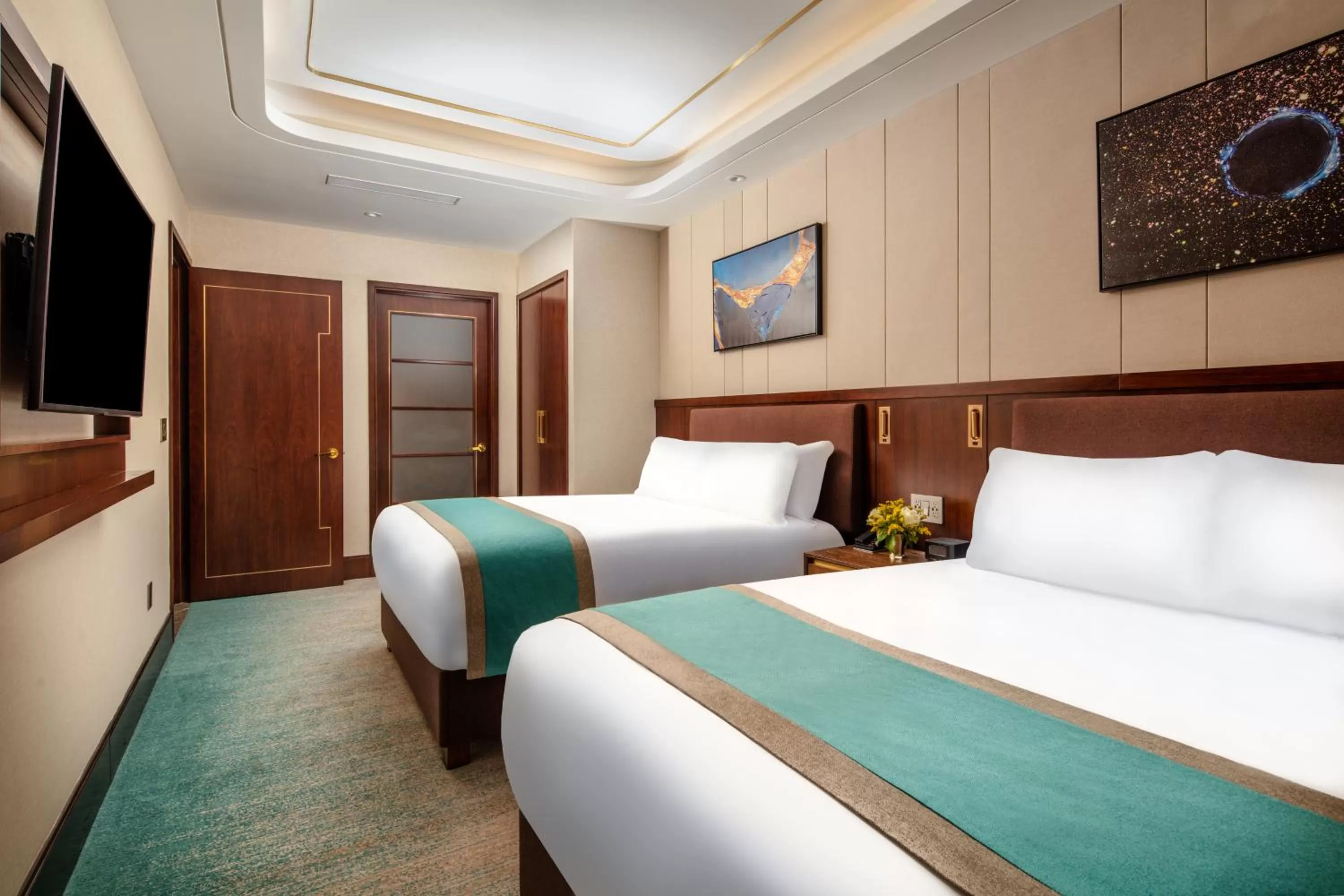 Bedroom, Bed in Blossom Hotel Houston, Curio Collection by Hilton