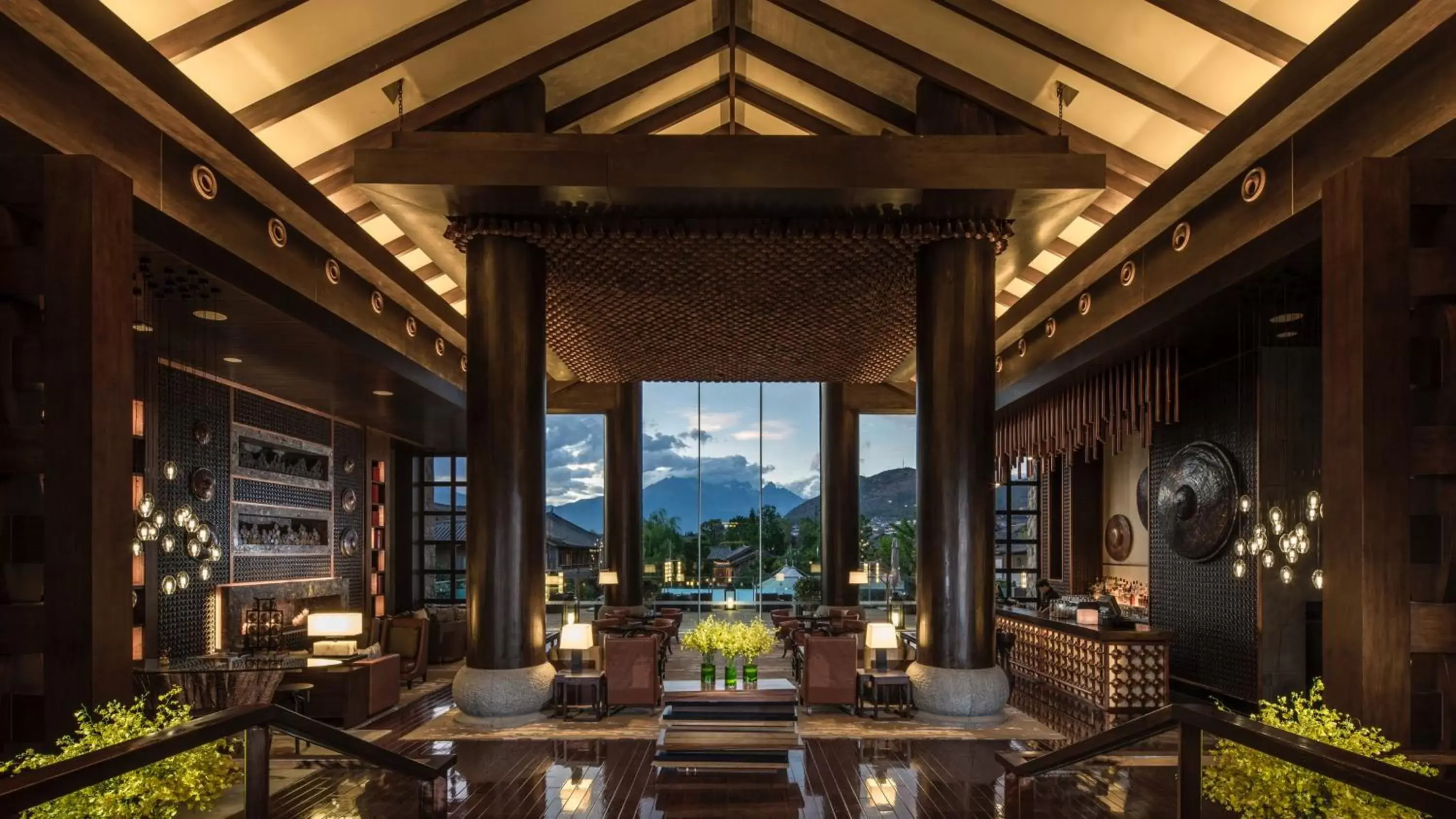 Lounge or bar in InterContinental Lijiang Ancient Town Resort, an IHG Hotel