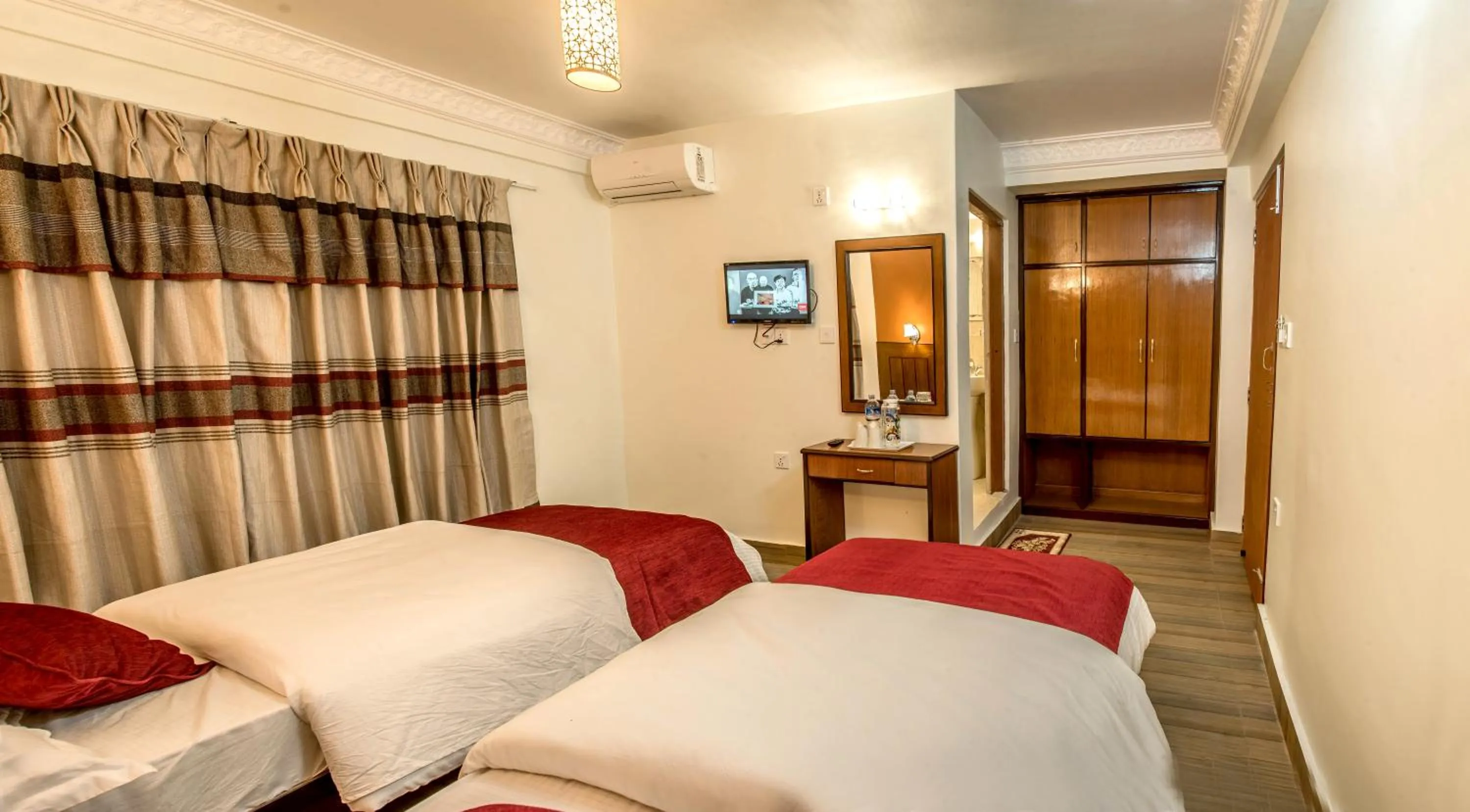 Bedroom, Bed in Hotel Silver Oaks Inn