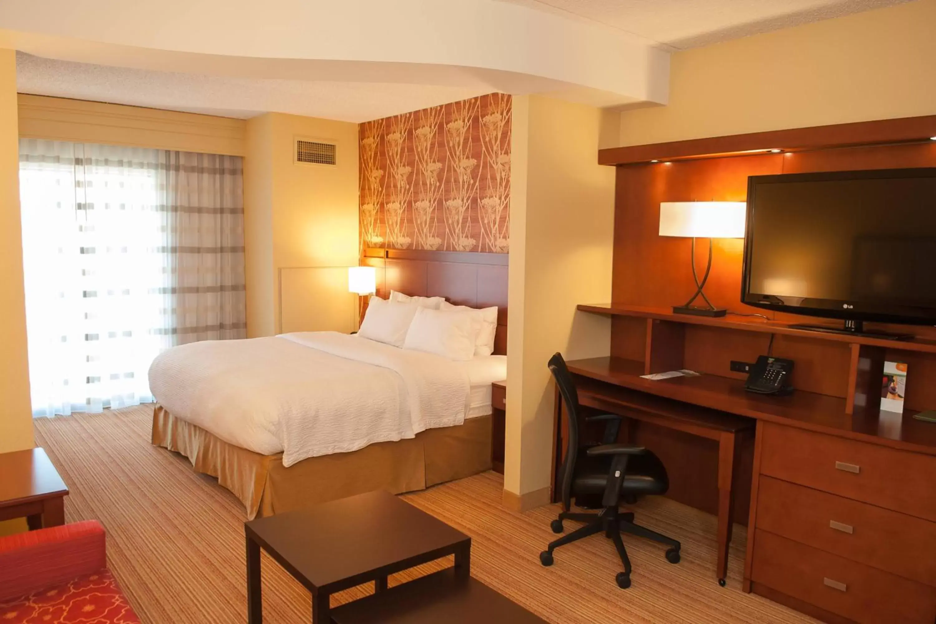 Bedroom, Bed in Courtyard by Marriott Pittsburgh North/Cranberry Woods