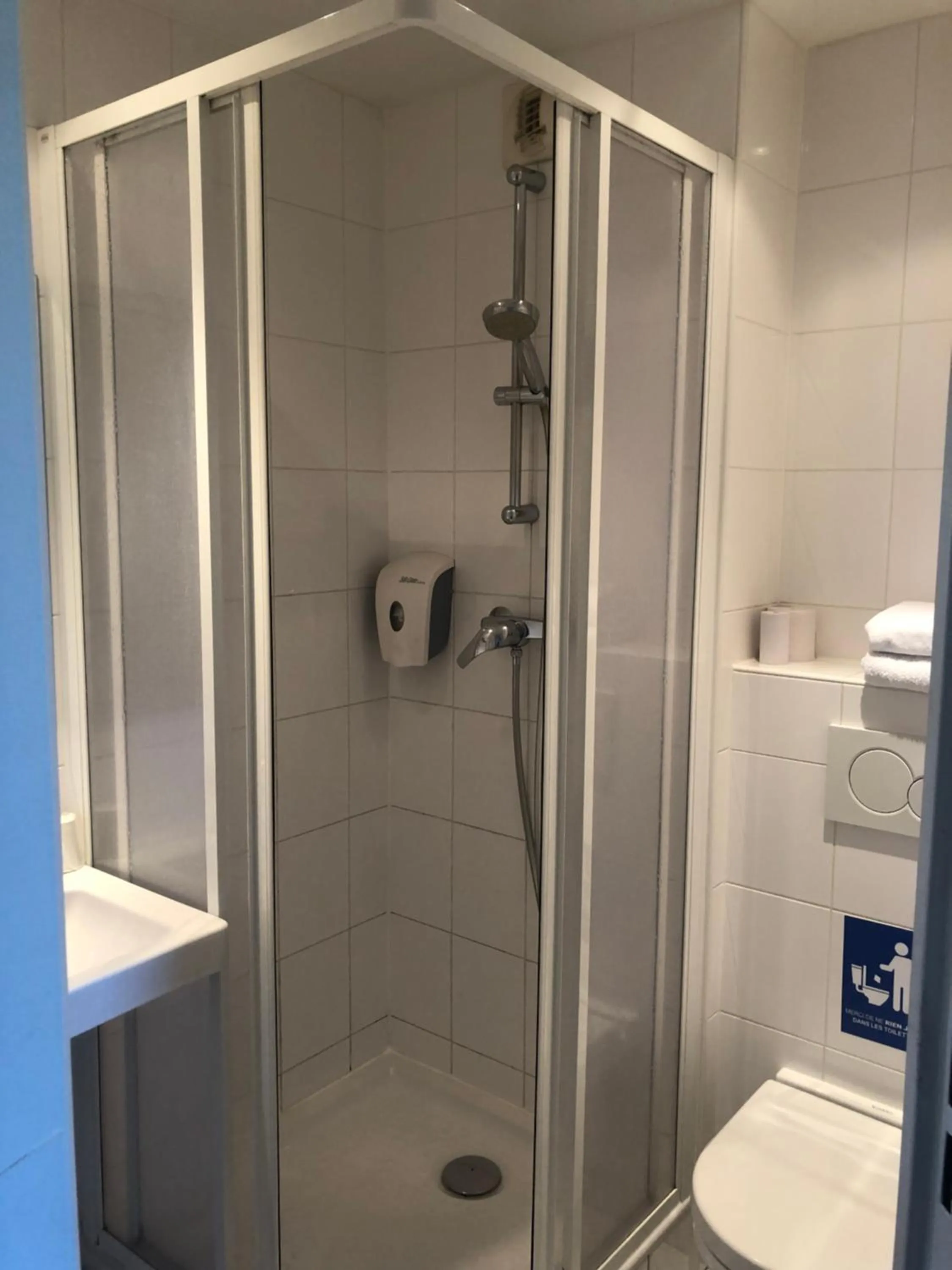 Bathroom in Premiere Classe Rungis - Orly