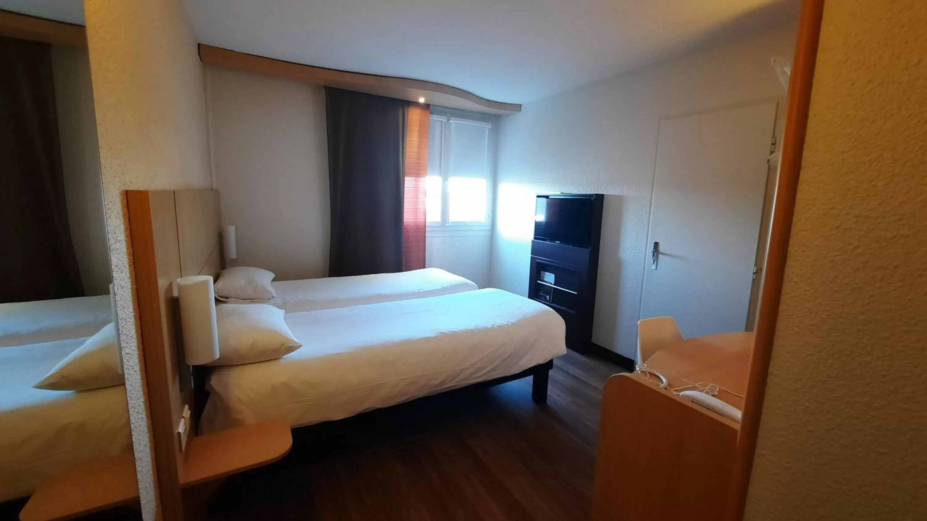 Photo of the whole room, Bed in Ibis Roanne Le Coteau Hotel Restaurant