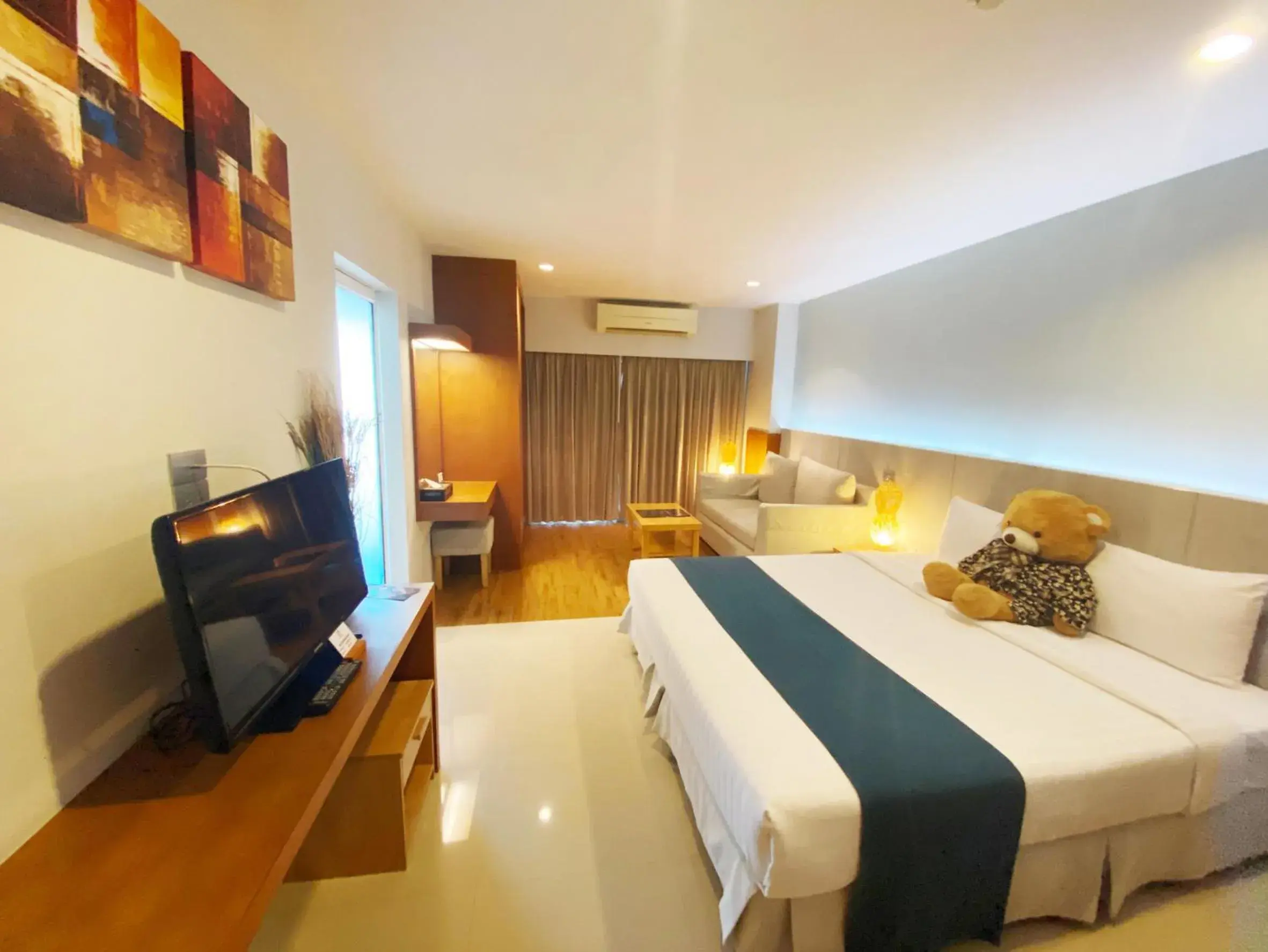 Bed, TV/Entertainment Center in CRYSTAL JADE  RAYONG HOTEL