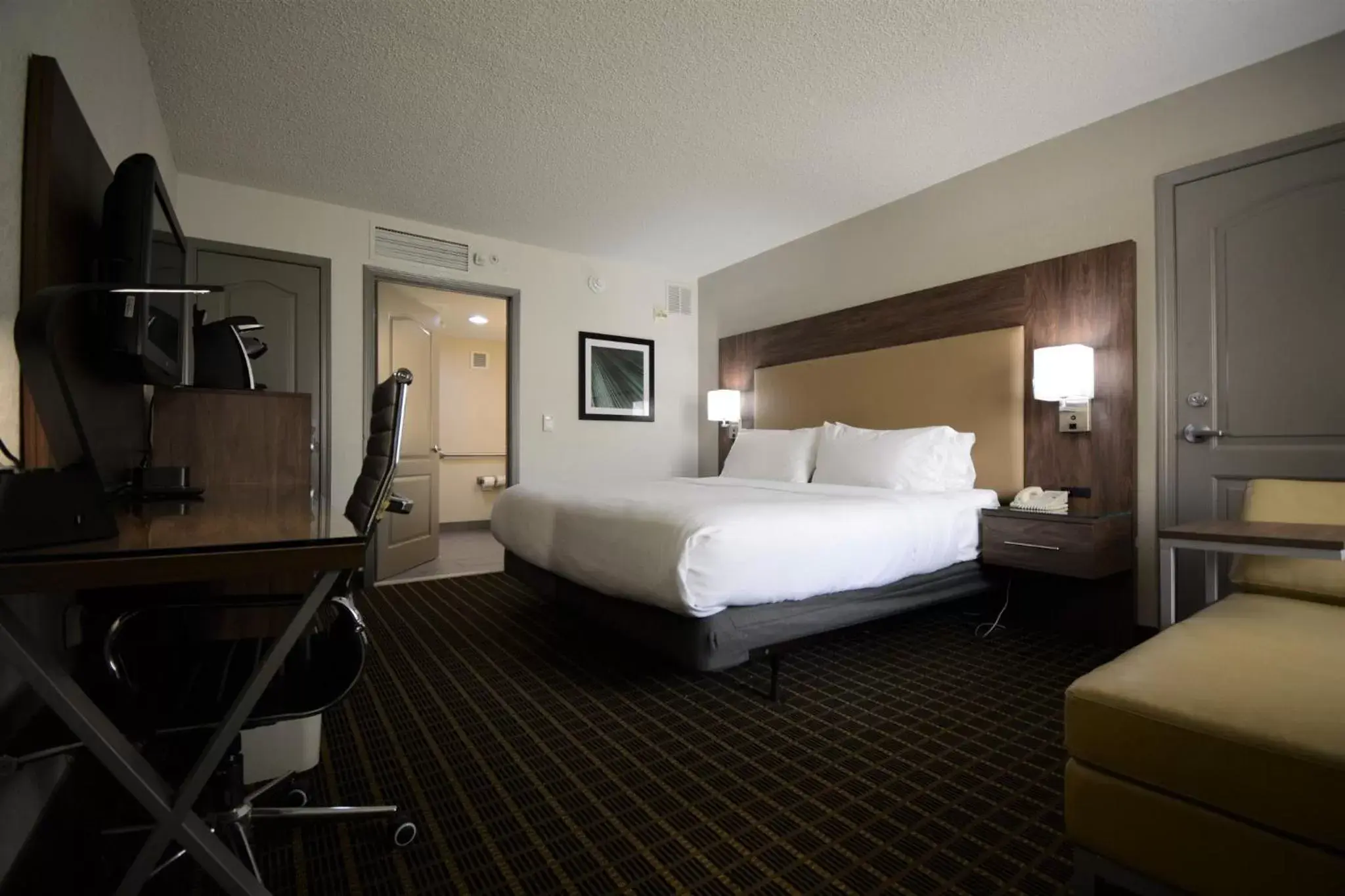 King Room with Roll In Shower - Non-Smoking in Holiday Inn Hazlet by IHG King Room with Roll In Shower - Non-Smoking in Holiday Inn Hazlet by IHG