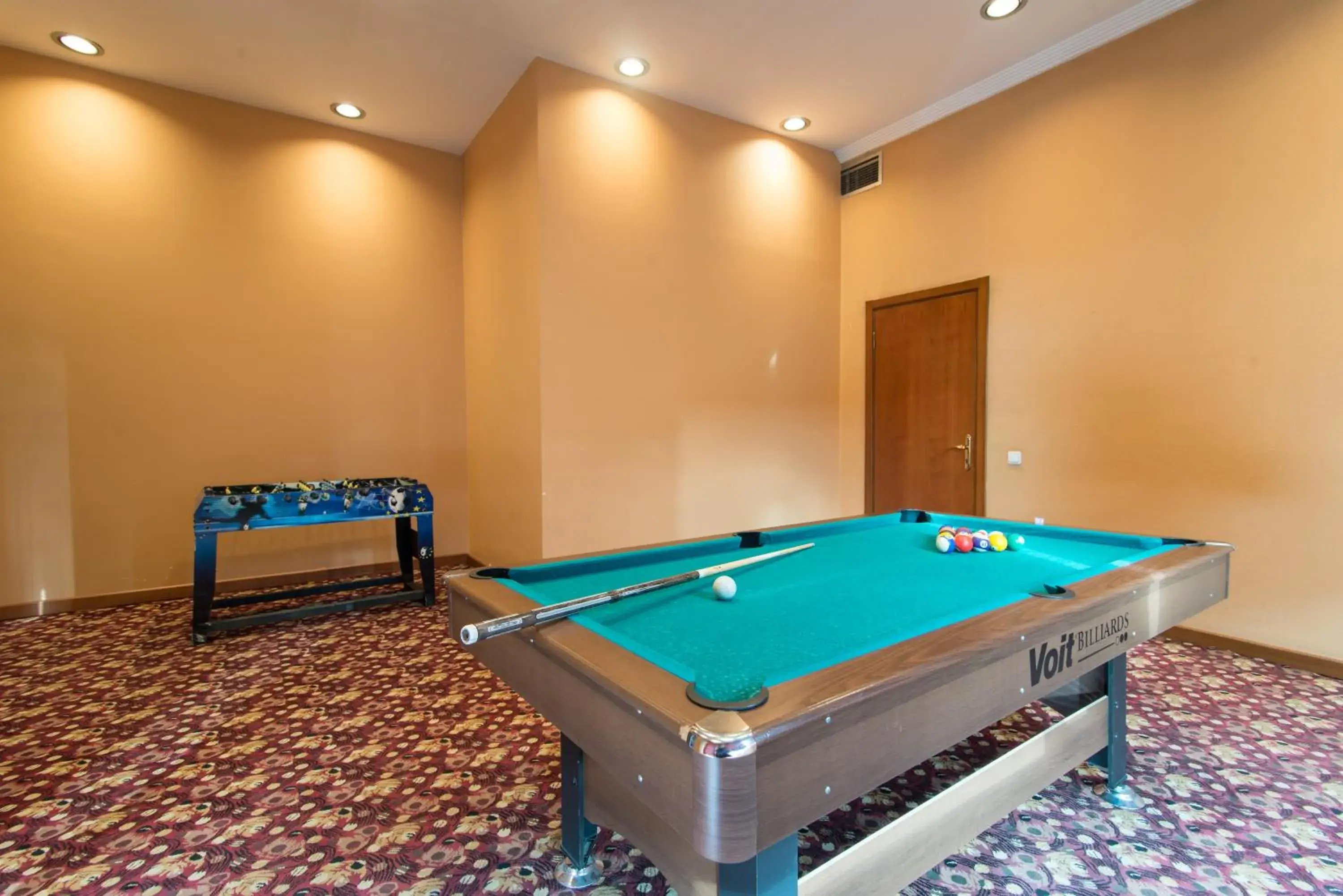 Communal lounge/ TV room, Billiards in Dila Hotel