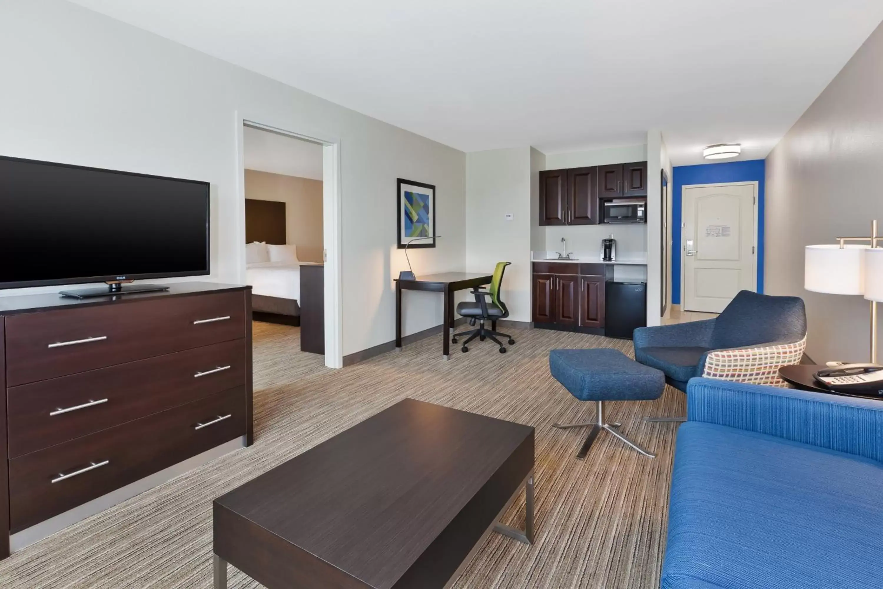 Photo of the whole room, Seating Area in Holiday Inn Express & Suites - Effingham, an IHG Hotel