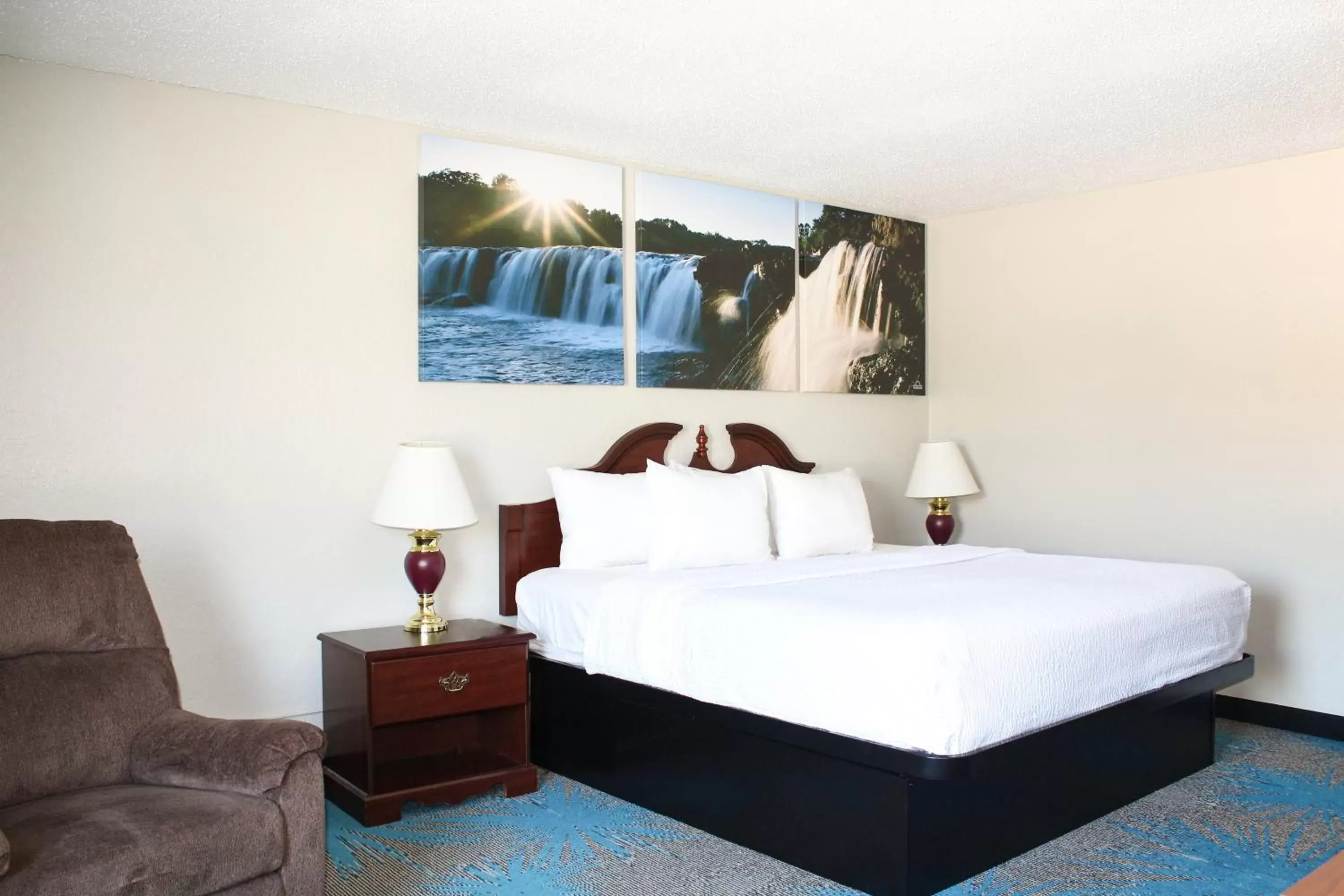 Bed in Days Inn by Wyndham Sioux Falls