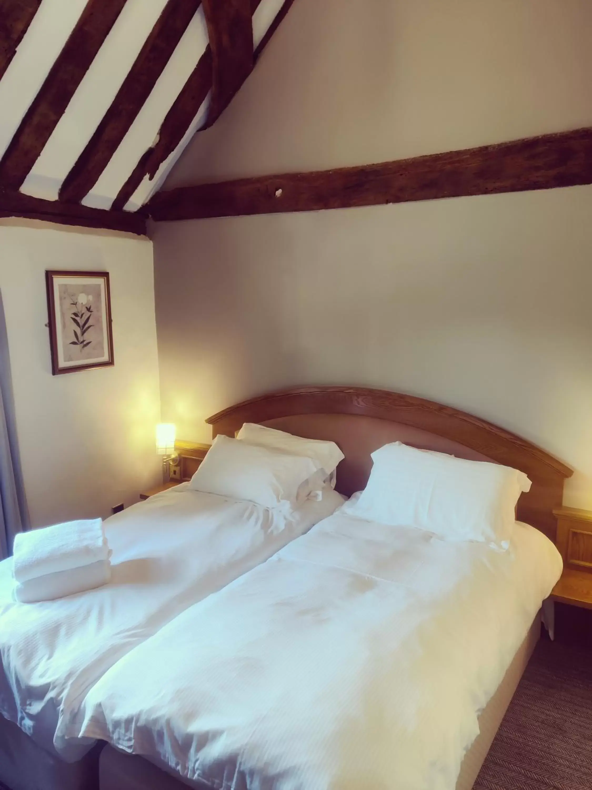 Bedroom, Bed in The Greyhound Inn