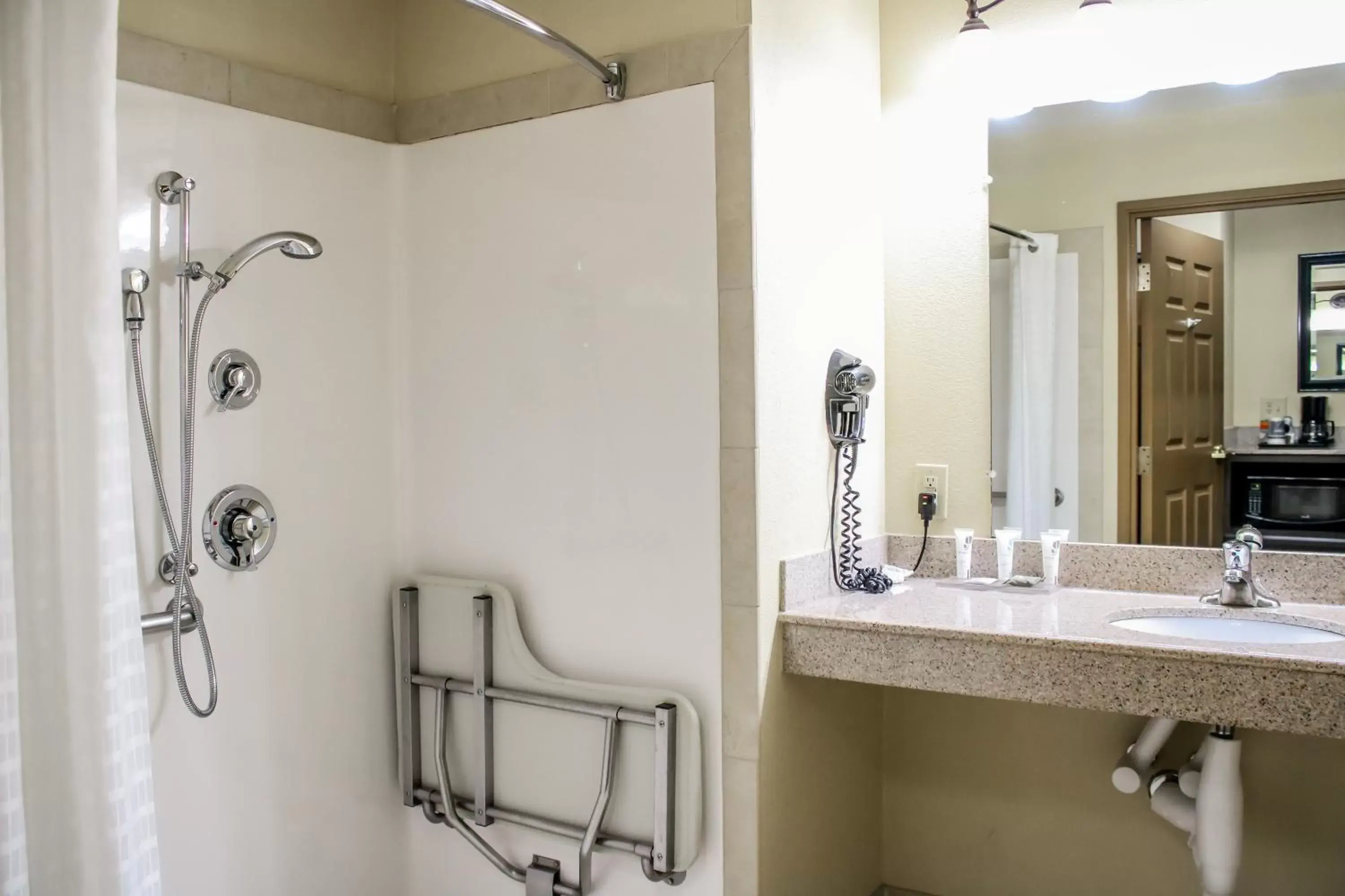 Bathroom in Country Inn & Suites by Radisson, Richmond West at I-64, VA