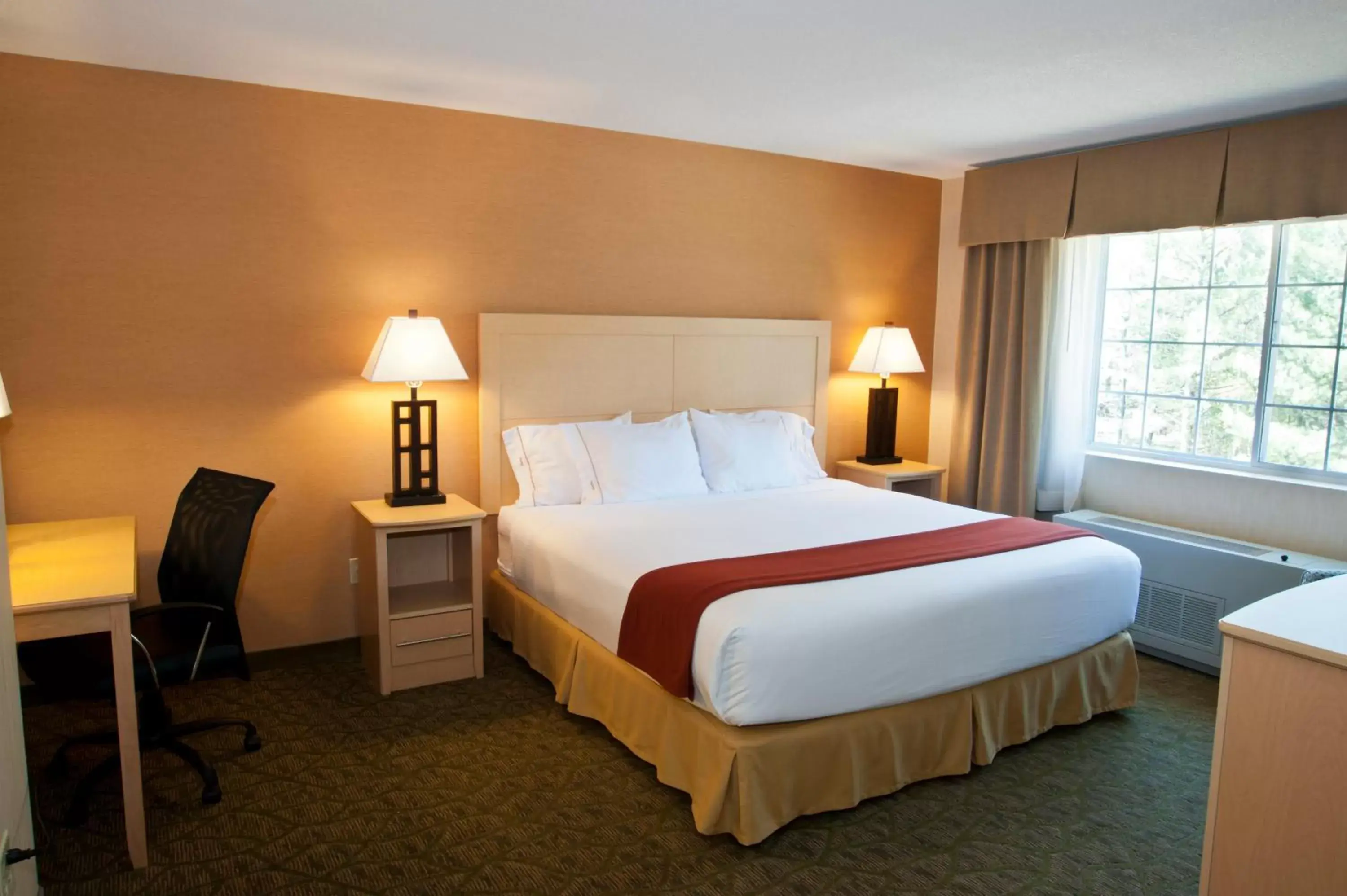 Bed in Holiday Inn Express Hotel & Suites North Conway, an IHG Hotel