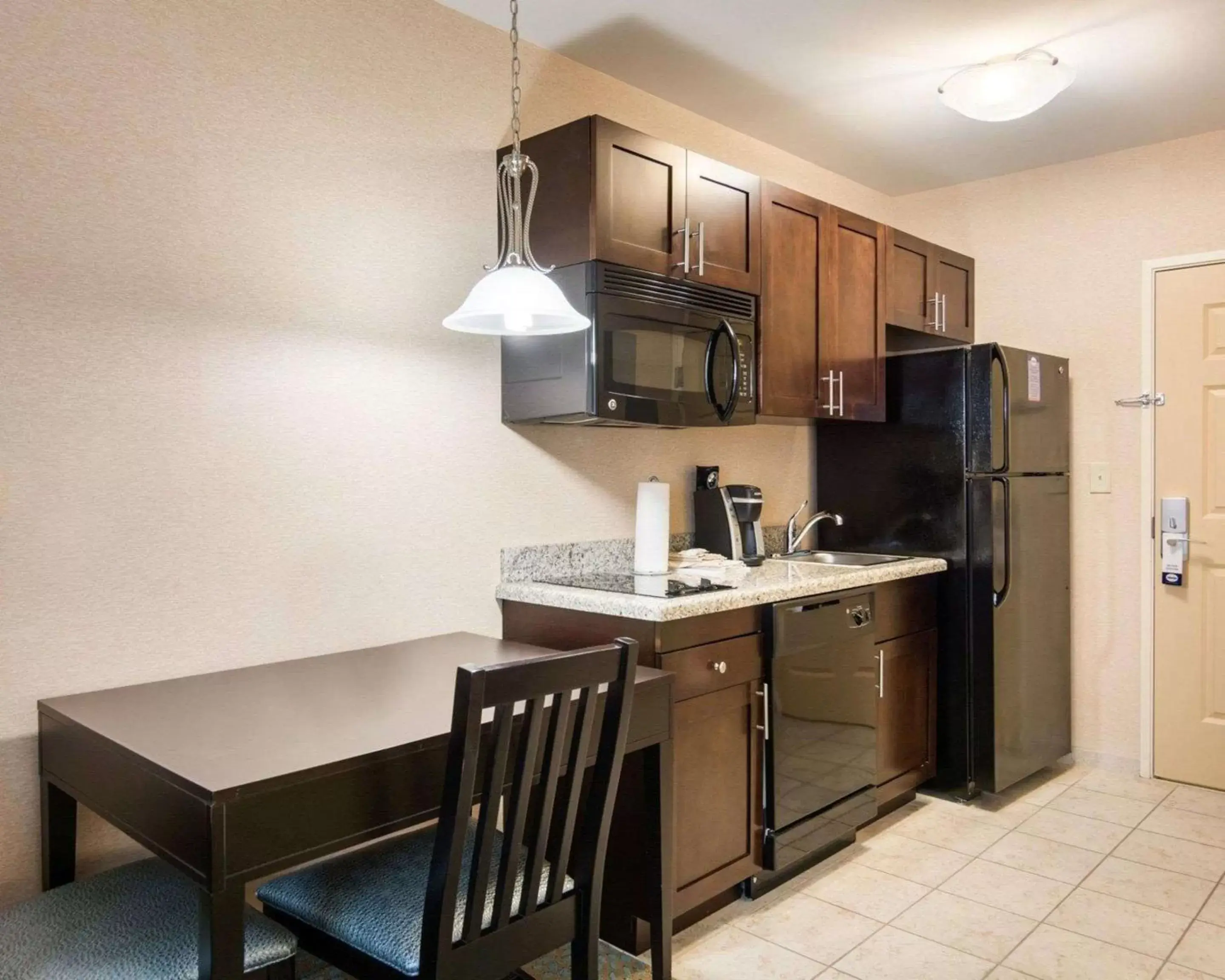 Photo of the whole room, Kitchen/Kitchenette in Suburban Studios Quantico