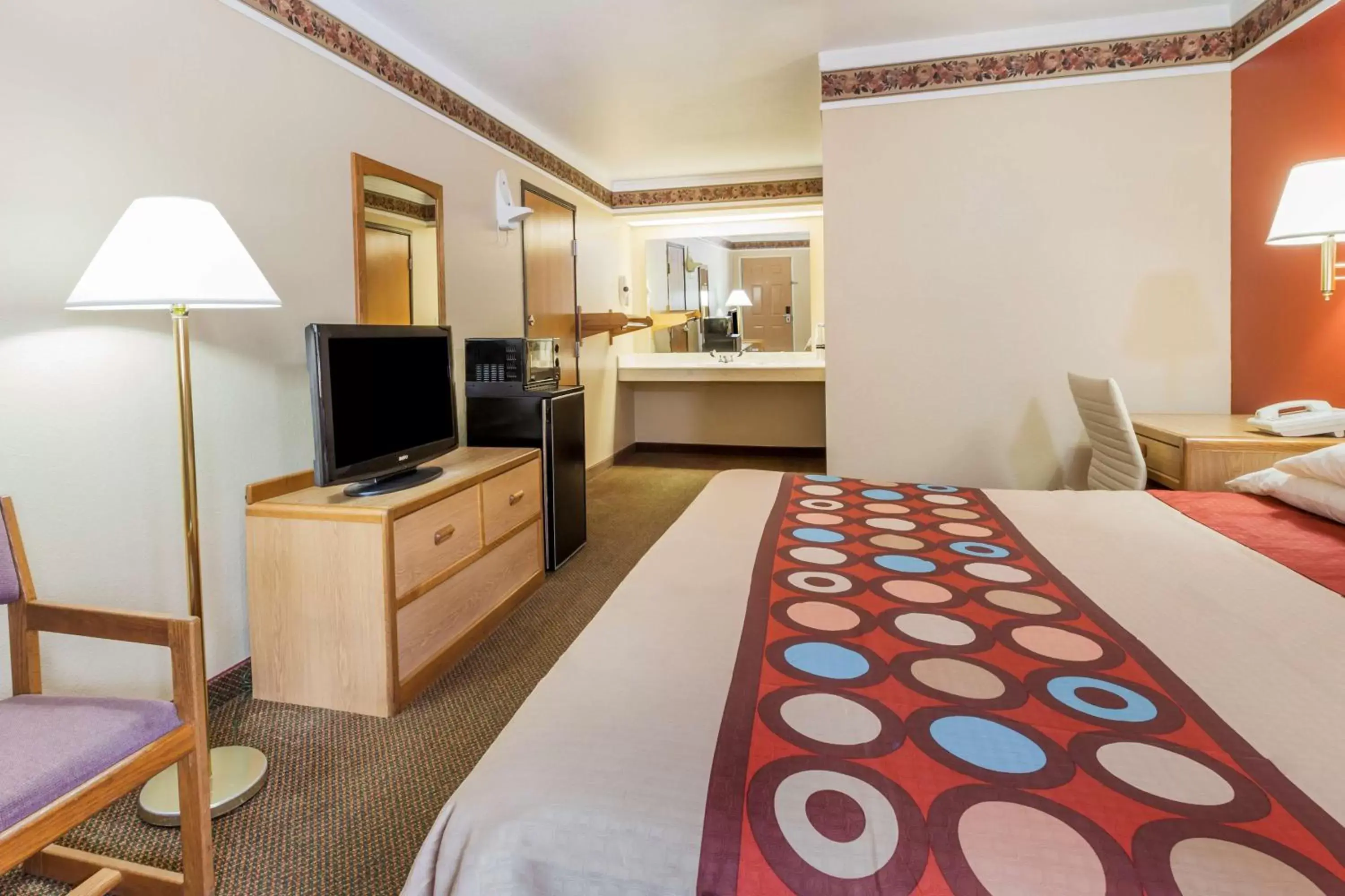 Deluxe King Room - Smoking in Super 8 by Wyndham Mount Vernon Deluxe King Room - Smoking in Super 8 by Wyndham Mount Vernon