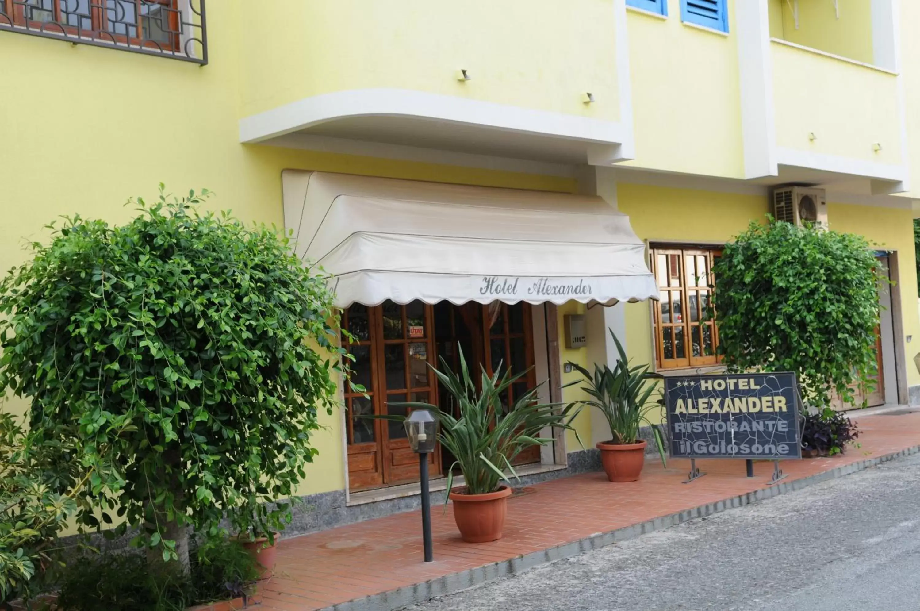 Facade/entrance, Property Logo/Sign in Hotel Alexander