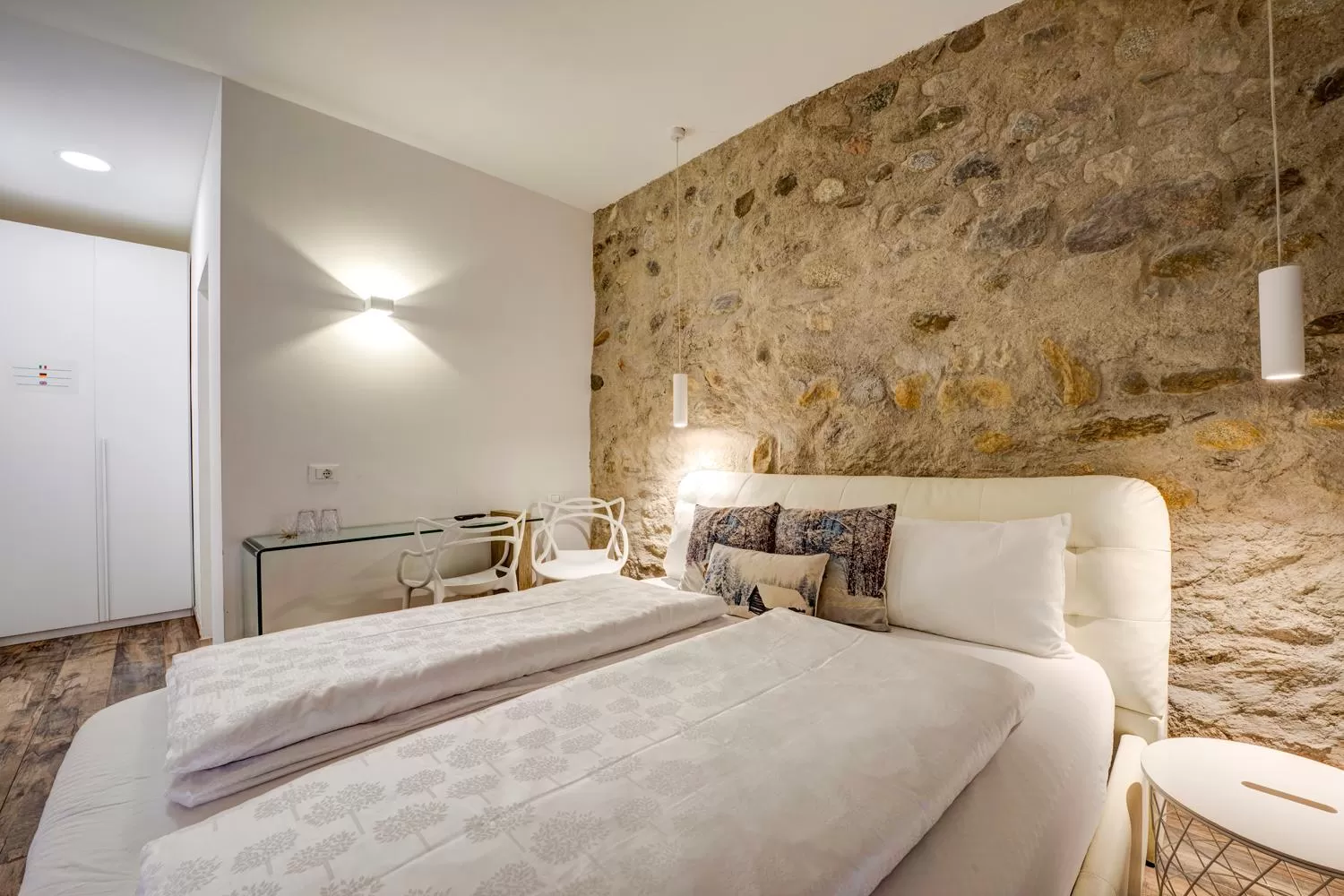 Photo of the whole room, Bed in Arcadia Rooms