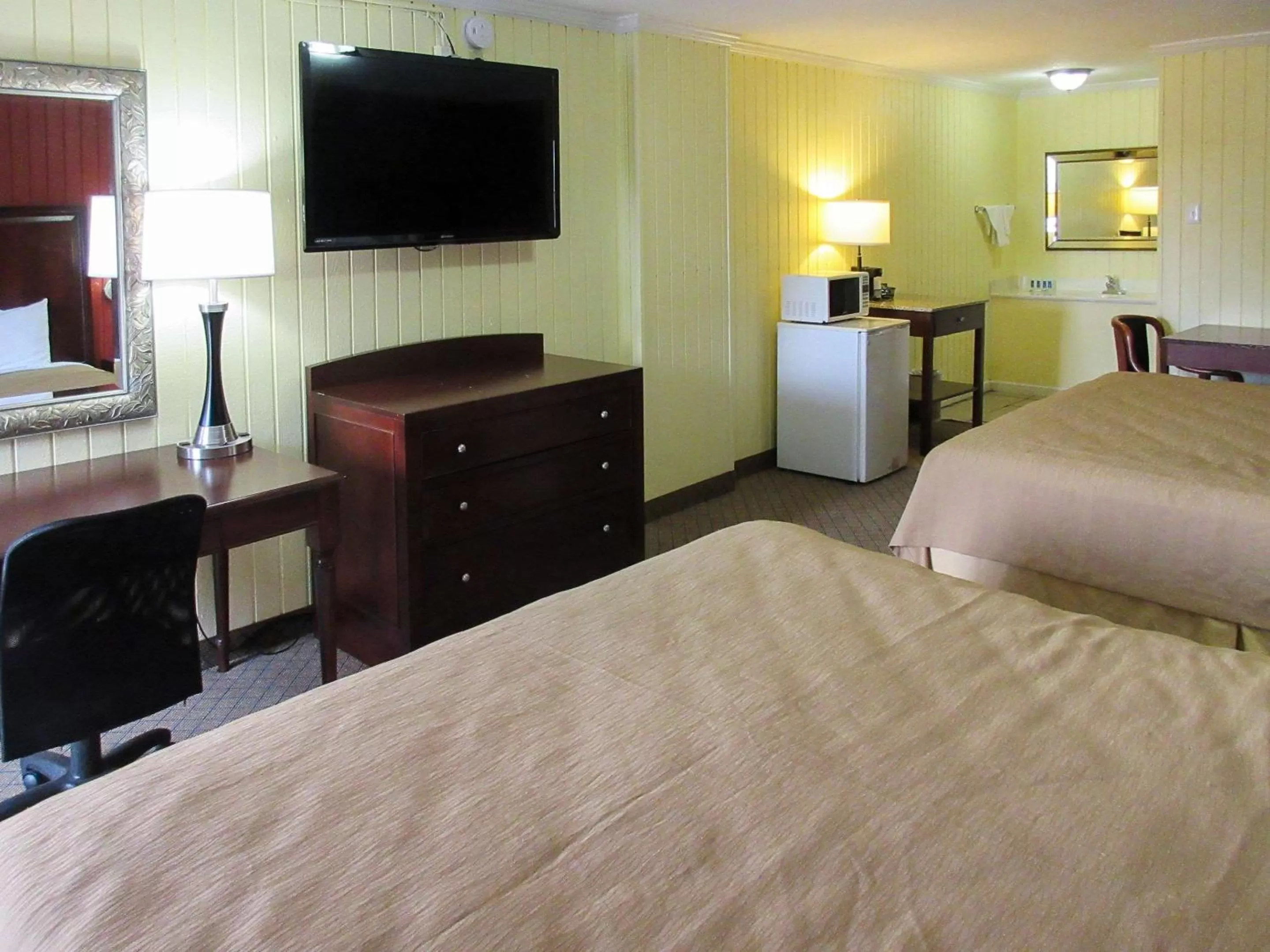 Photo of the whole room, Bed in Rodeway Inn Kansas City Downtown Area