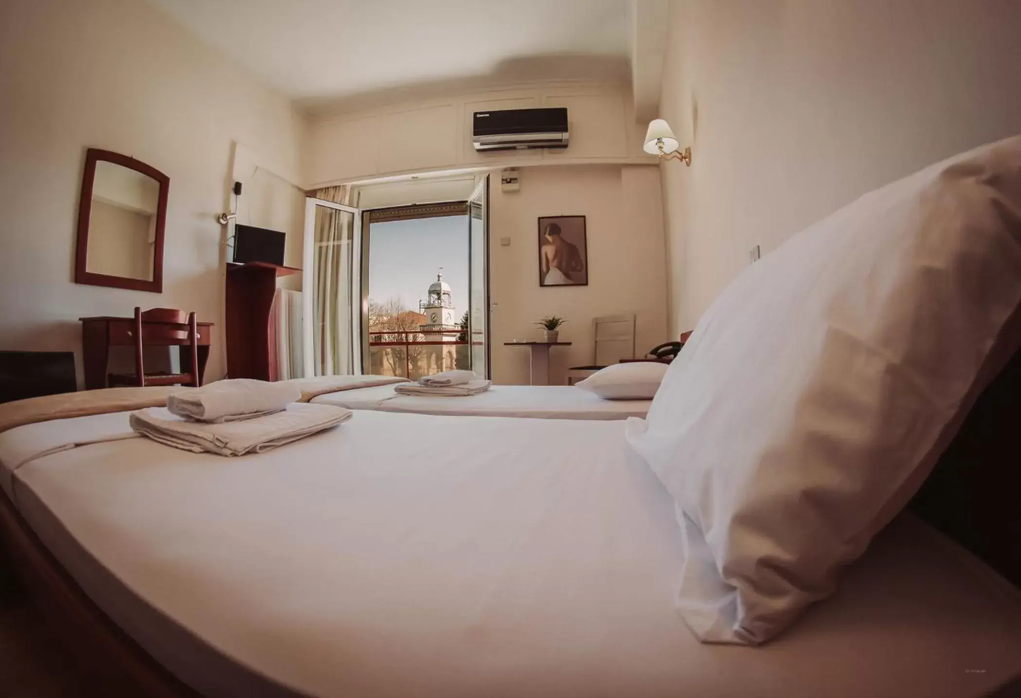 Photo of the whole room, Bed in Hotel King Pyrros