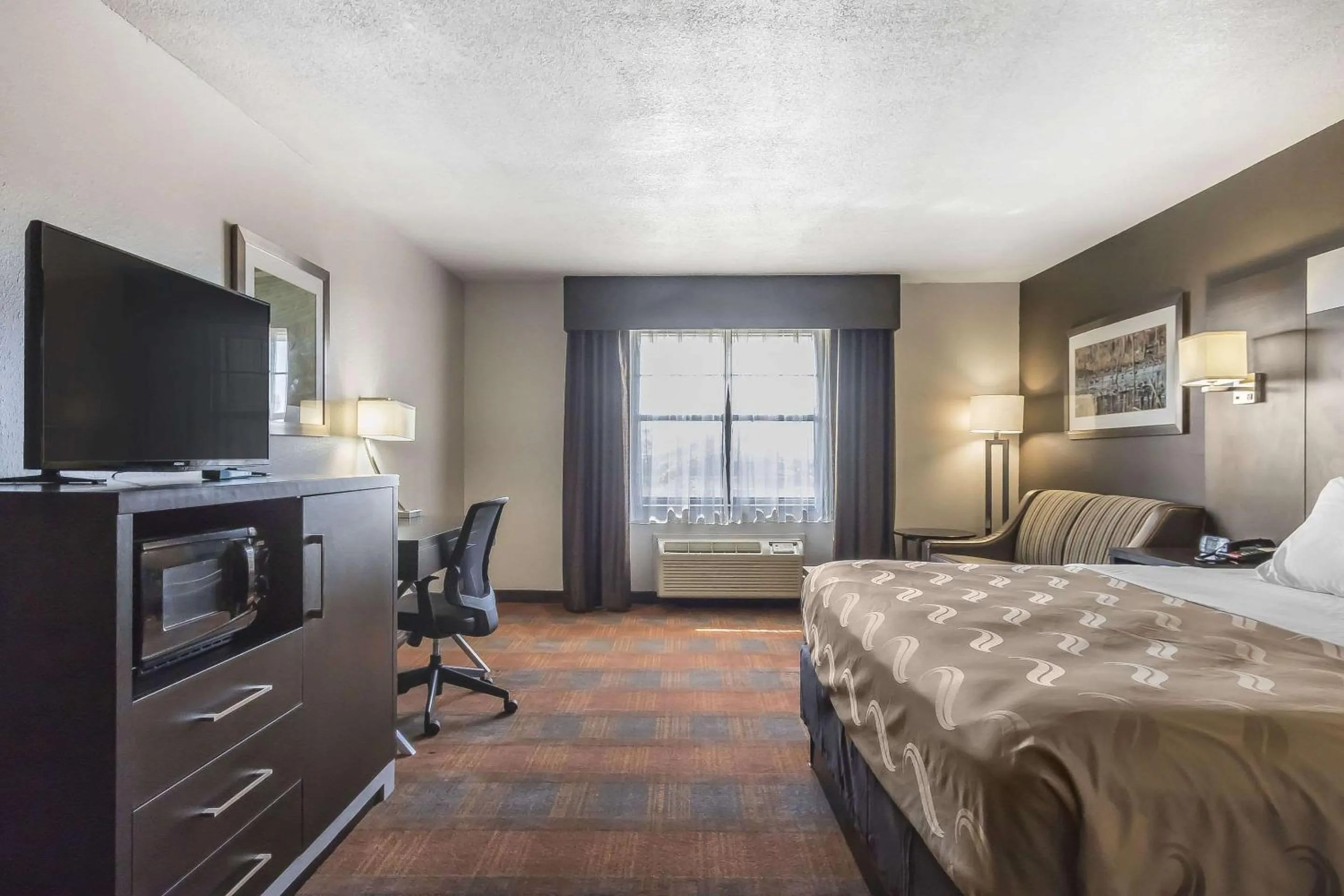 Photo of the whole room, Bed in Quality Inn & Suites Stuttgart North