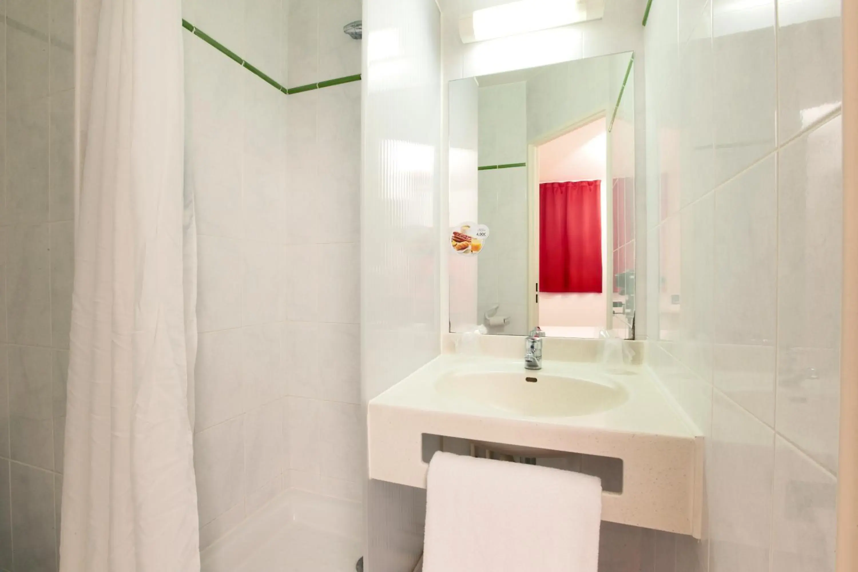 Bathroom in Premiere Classe Bordeaux Nord - Lac