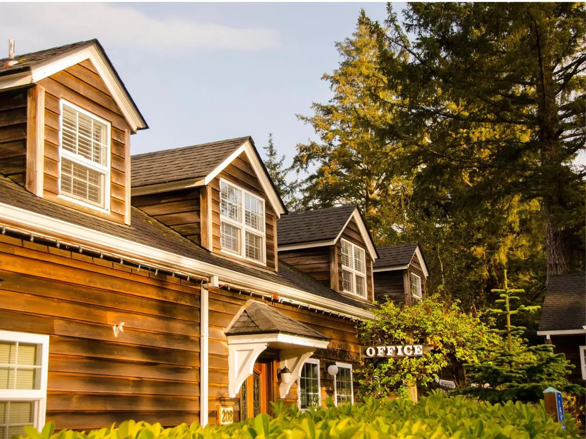 Facade/entrance, Property Building in Ecola Creek Lodge