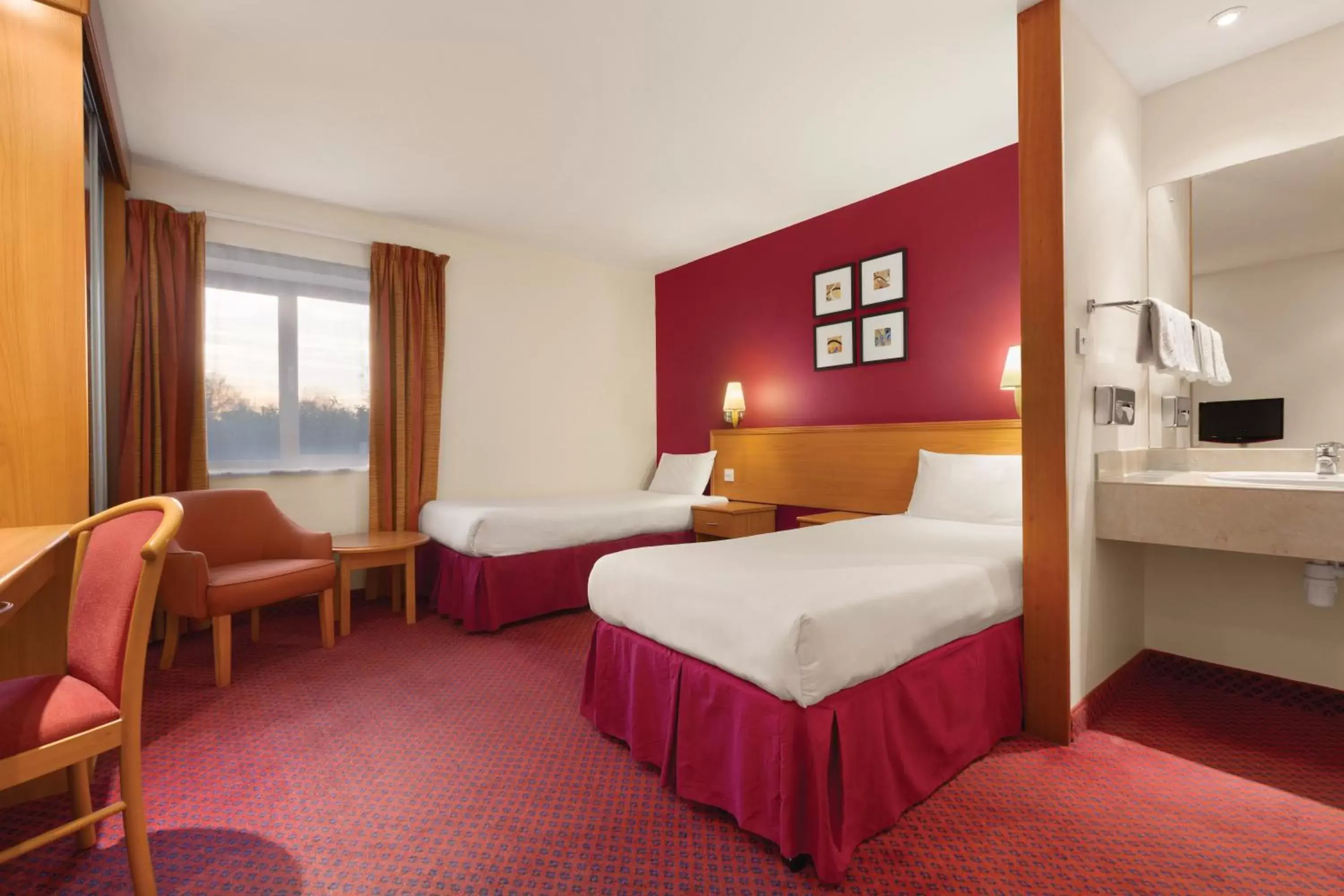 Photo of the whole room, Bed in Days Inn Stevenage North