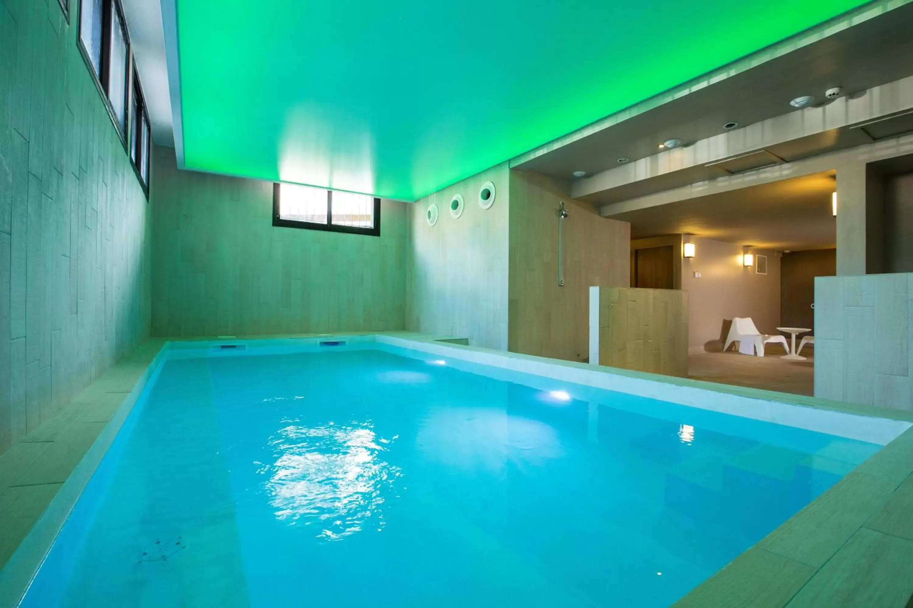 Swimming Pool in SOWELL HOTELS Le Parc & Spa