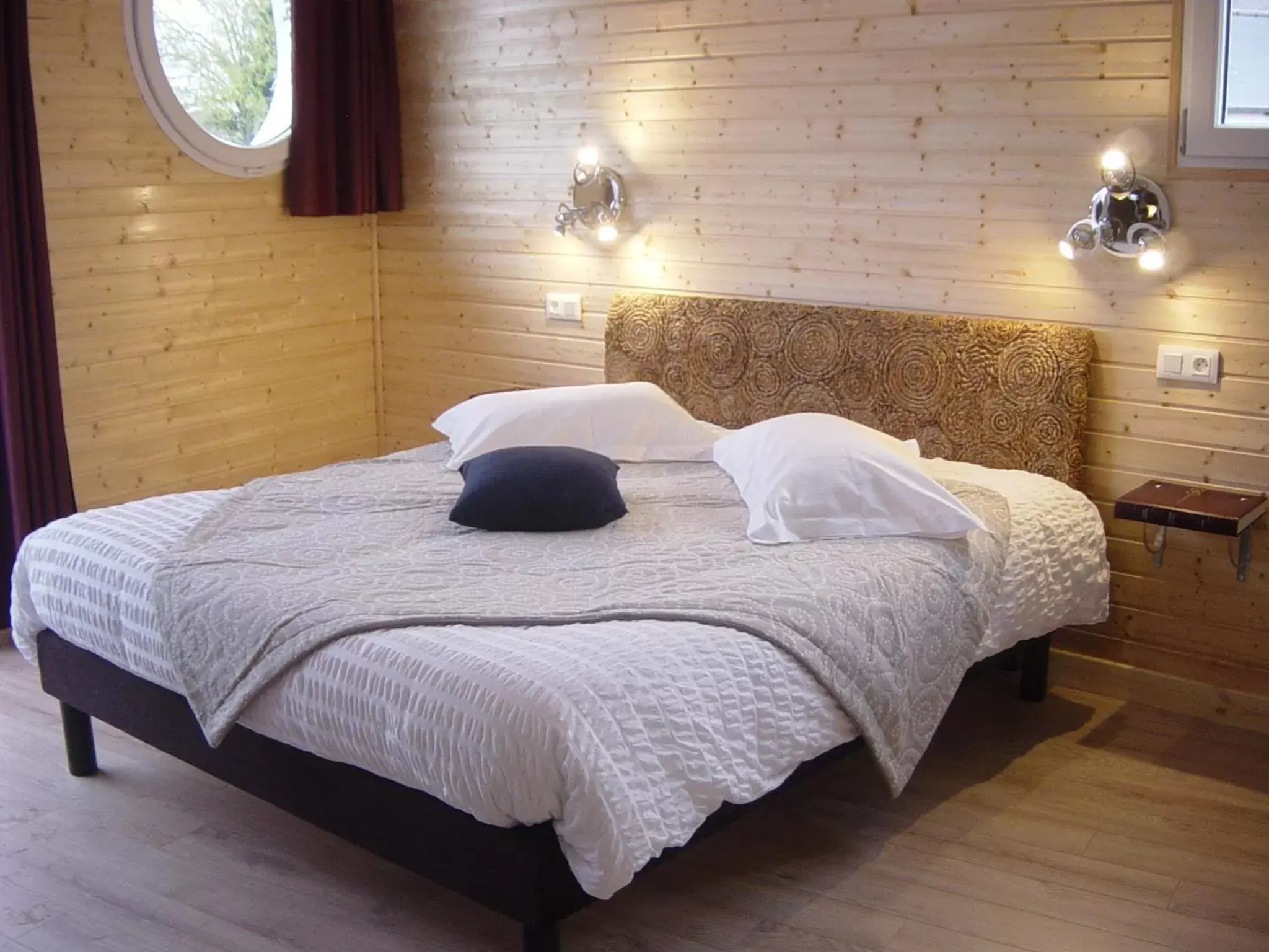 Bed in Hôtel Le Relais de Beaucemaine