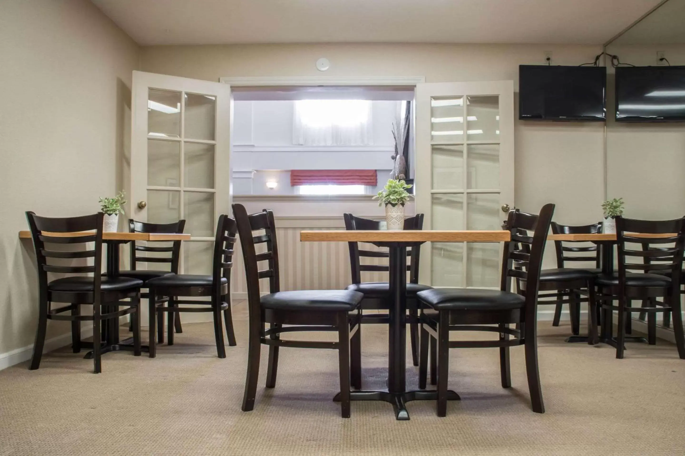 Restaurant/places to eat, Dining Area in Comfort Inn and Suites Ingersoll