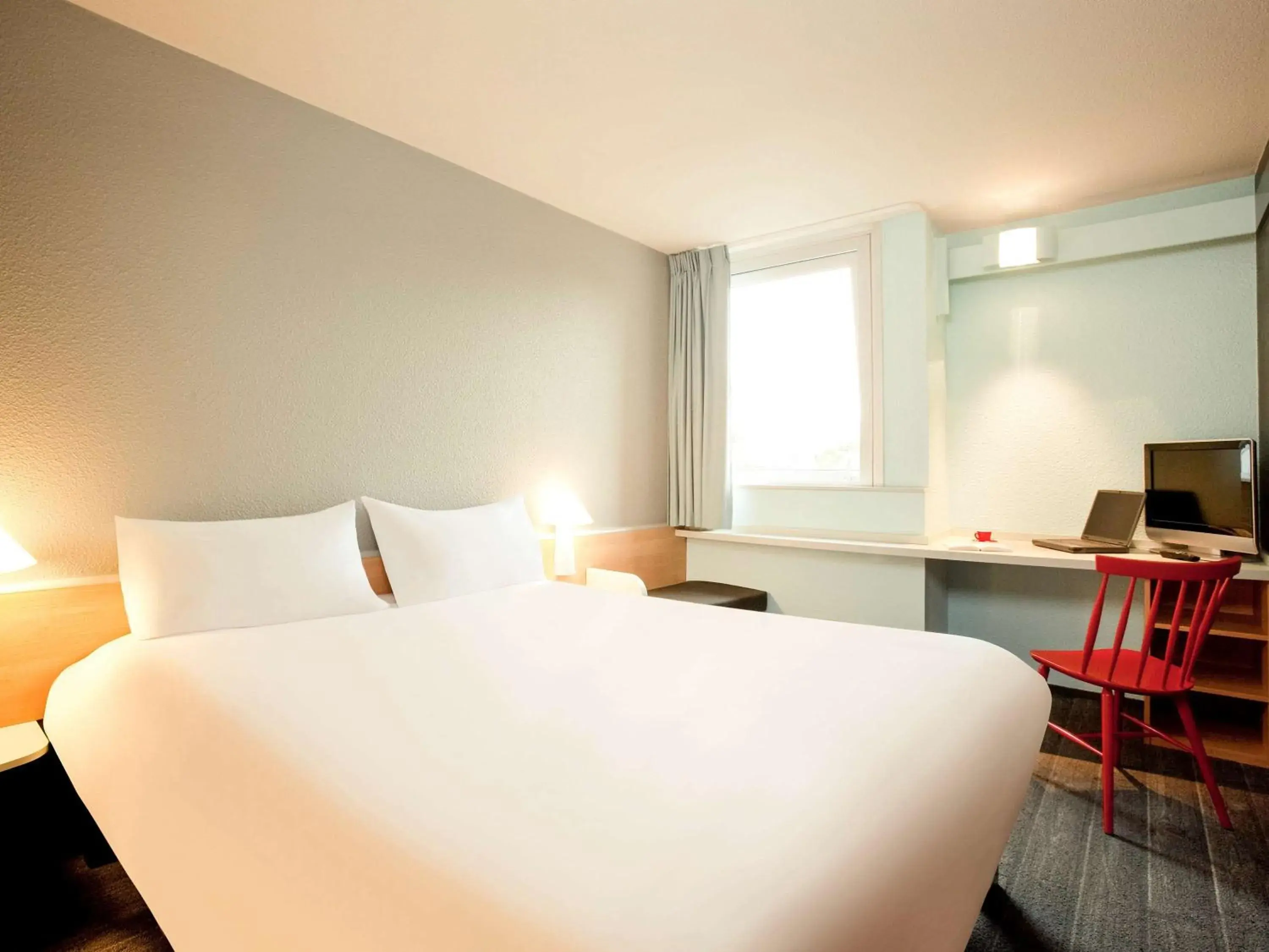 Photo of the whole room, Bed in ibis Paris Gennevilliers