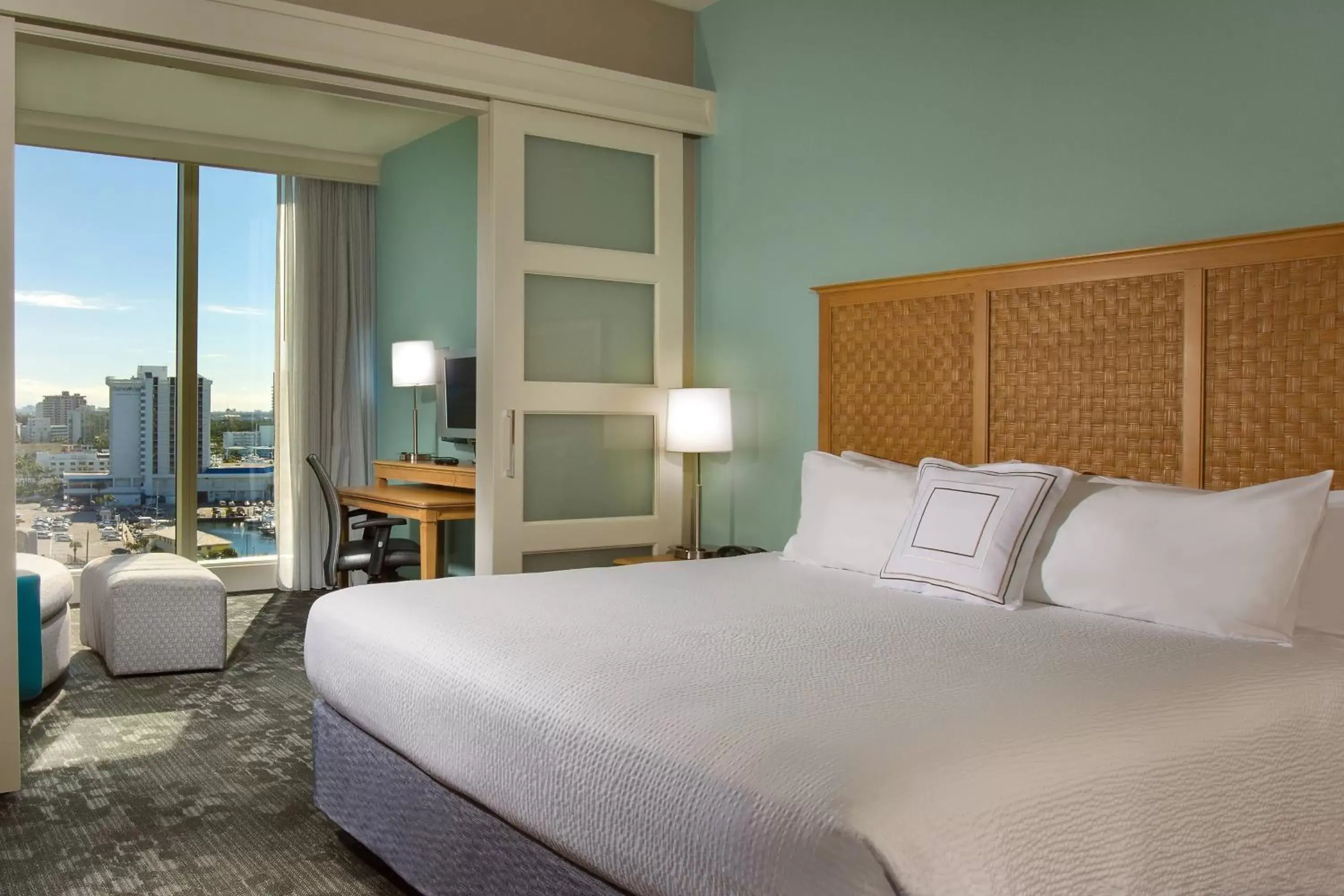 Bedroom, Bed in Courtyard by Marriott Fort Lauderdale Beach