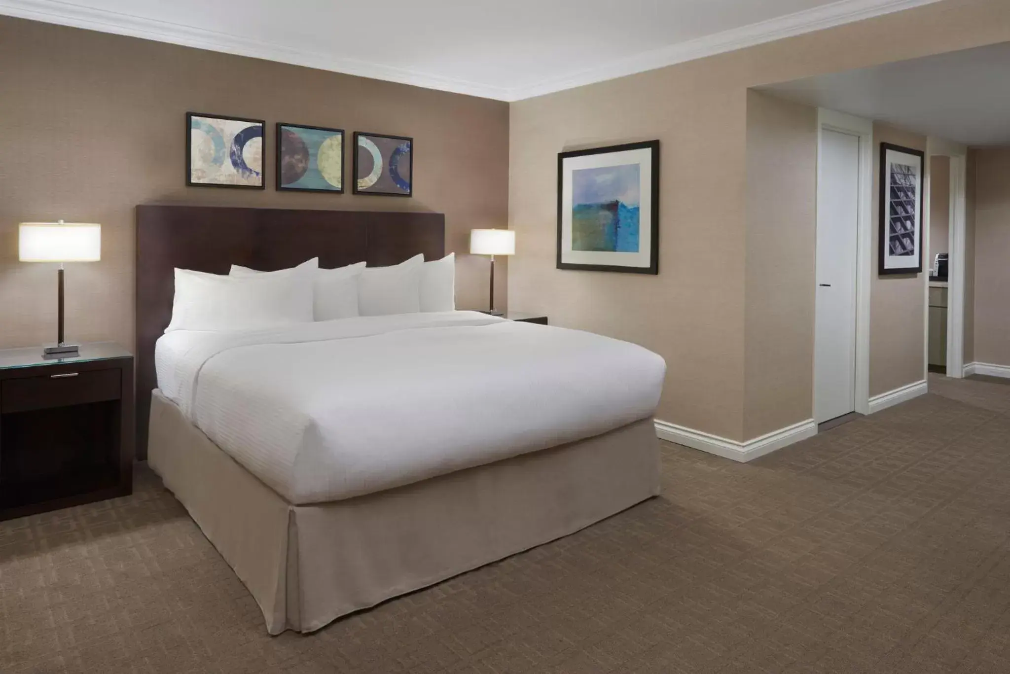 Photo of the whole room, Bed in InterContinental Toronto Centre, an IHG Hotel